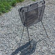 Porte revue en métal perforé des années 60