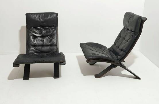 Pair of armchairs by Manufattura Italianna. Italy, 1970.