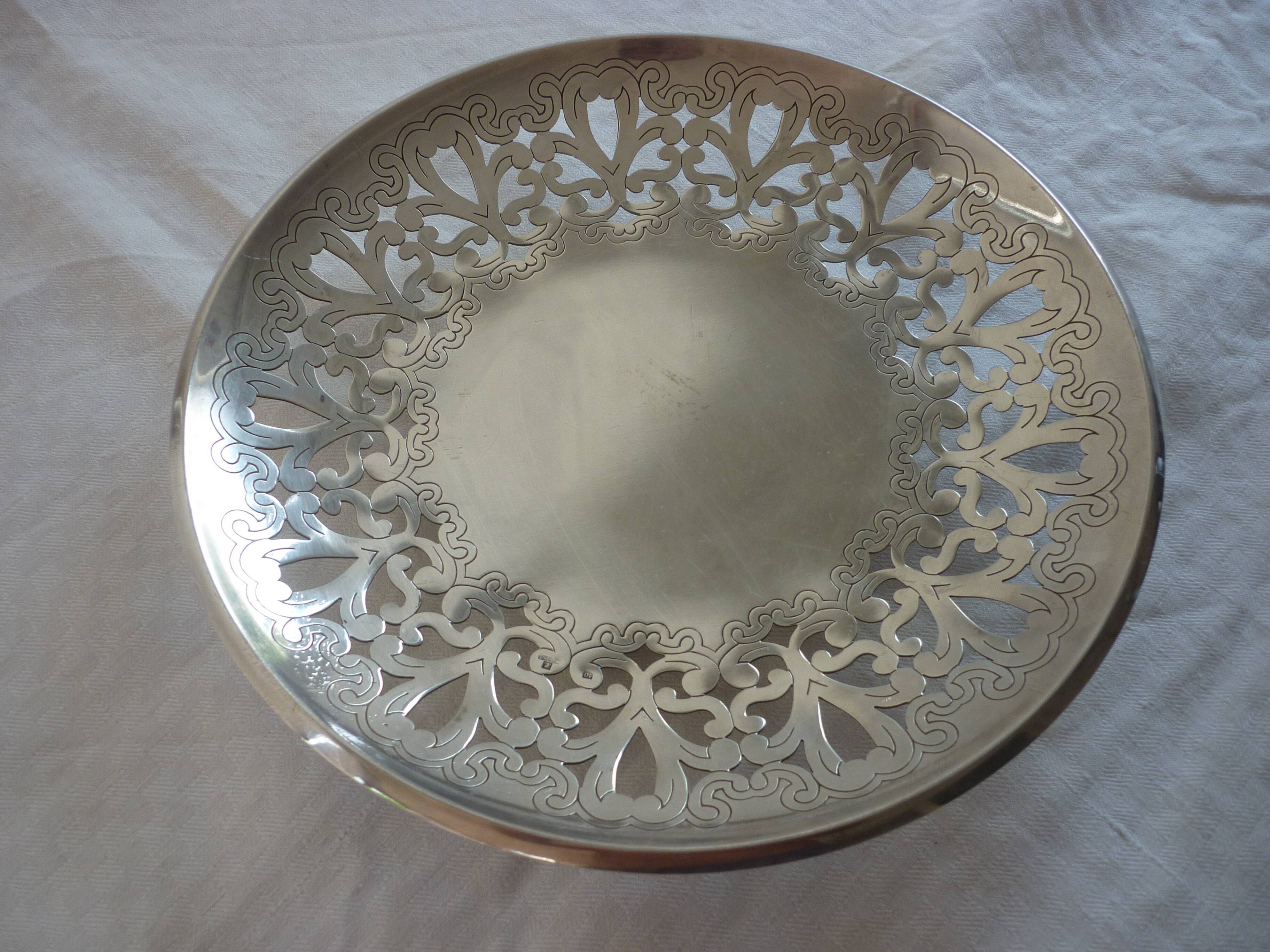 Openwork metal silver tripod top