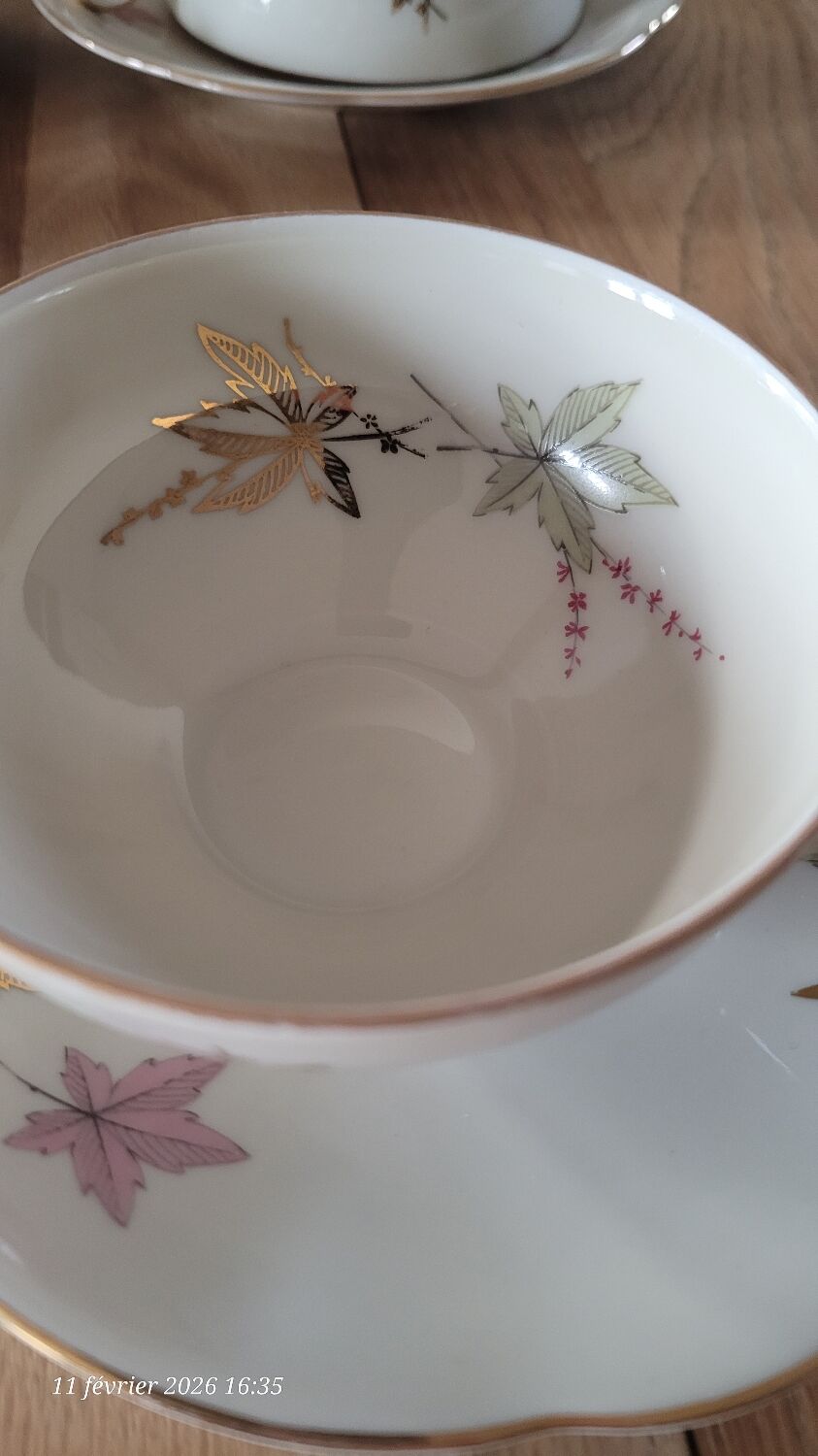 4 cups and saucers made of fine porcelain from Bavaria.