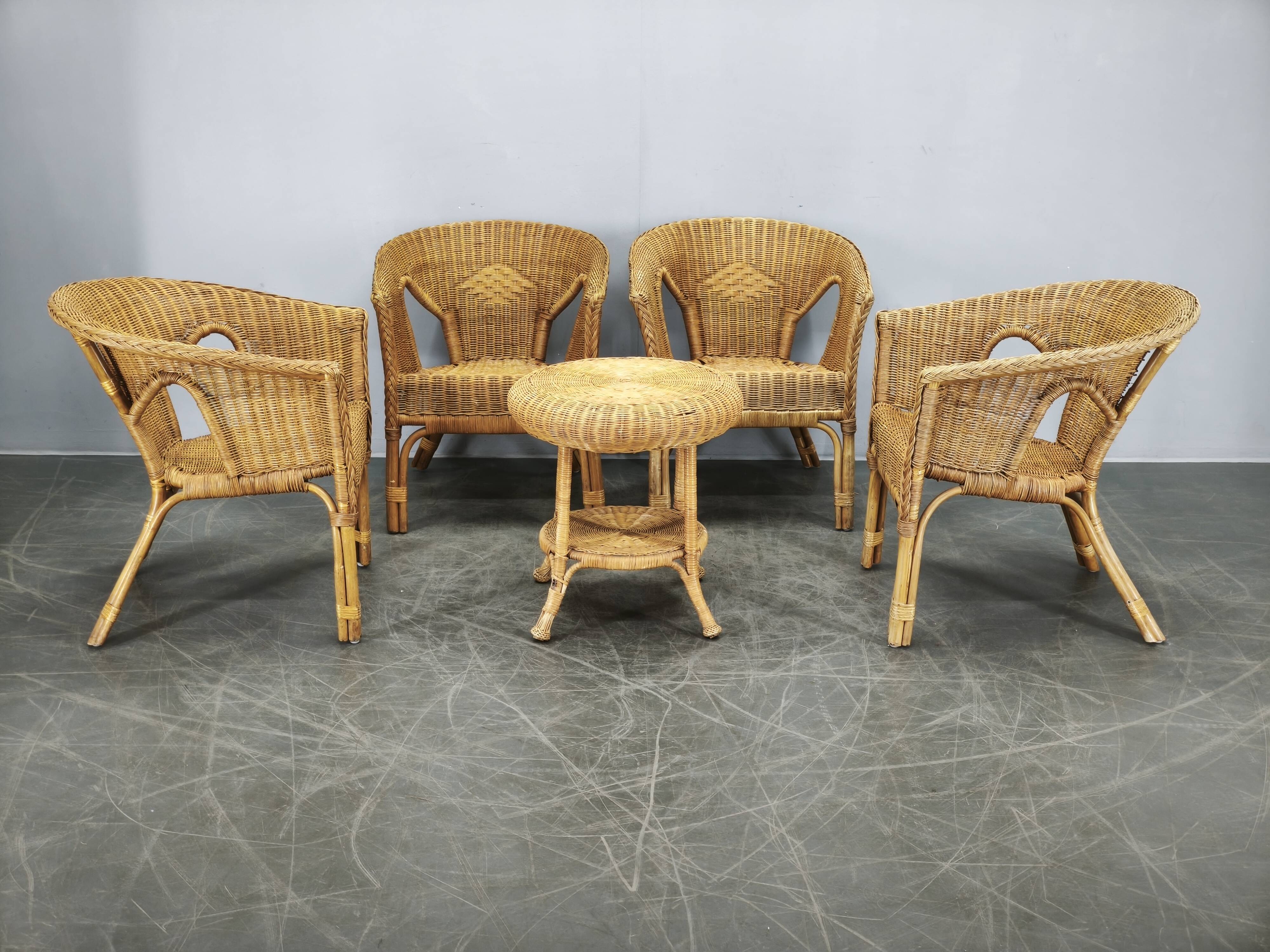 Ensemble de salon en rotin et osier italien des années 1950, quatre fauteuils et une table.