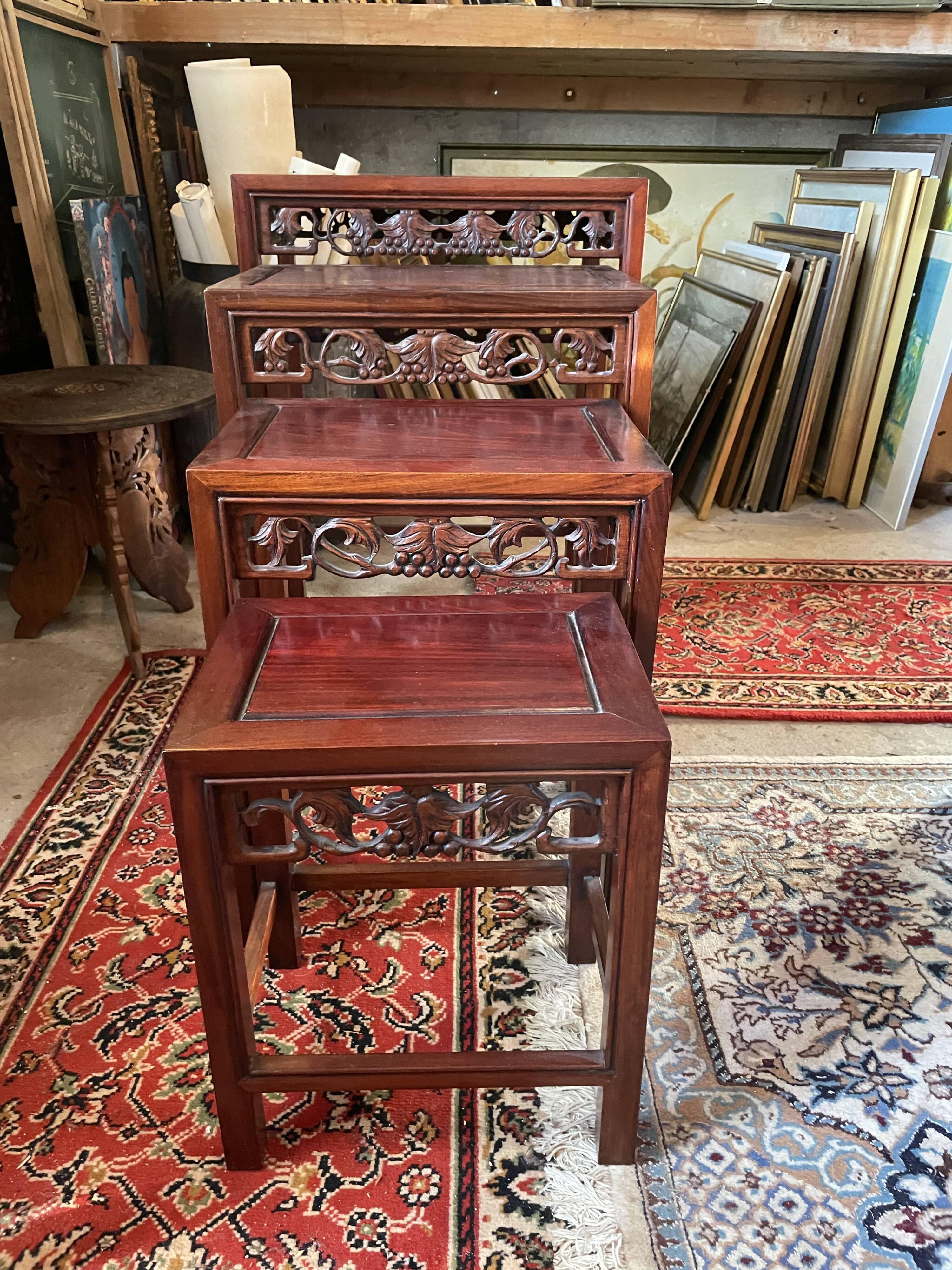 Nesting table Red wood