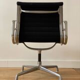 Fauteuil Eames EA108