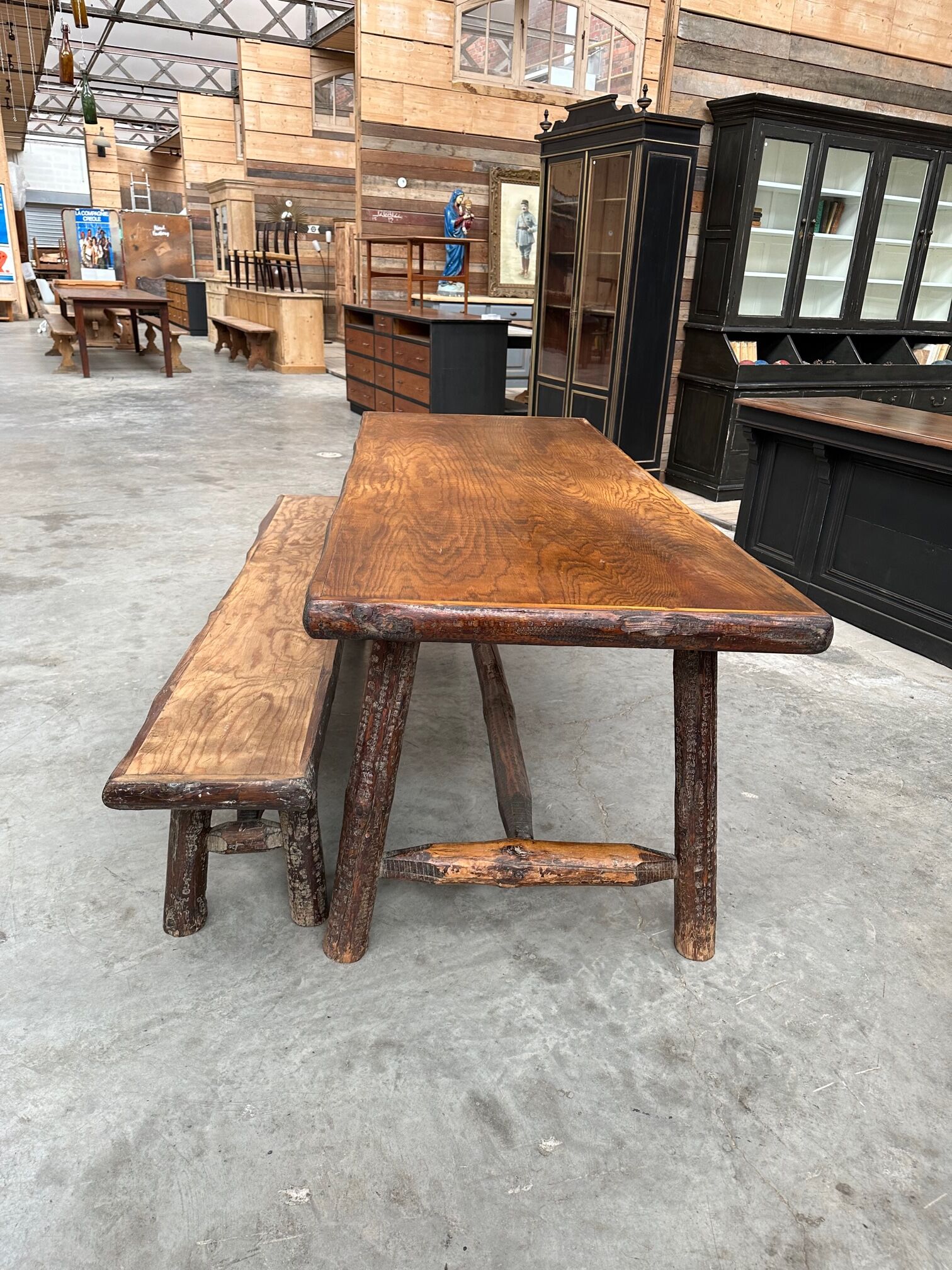 Ensemble table et son banc brutaliste