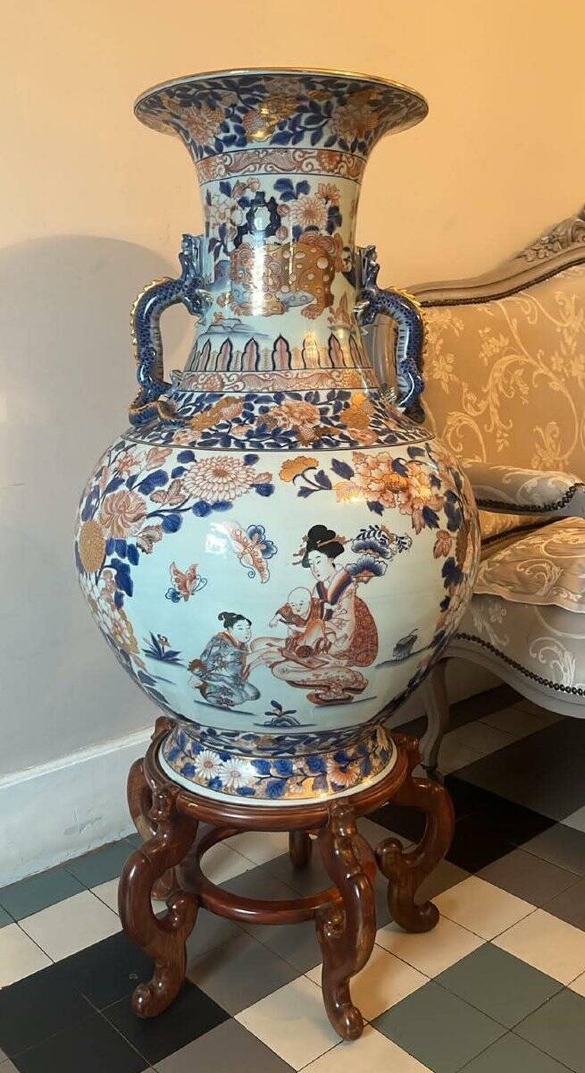 Asia 20th century: very important Imari vase in porcelain, height 118 cm.