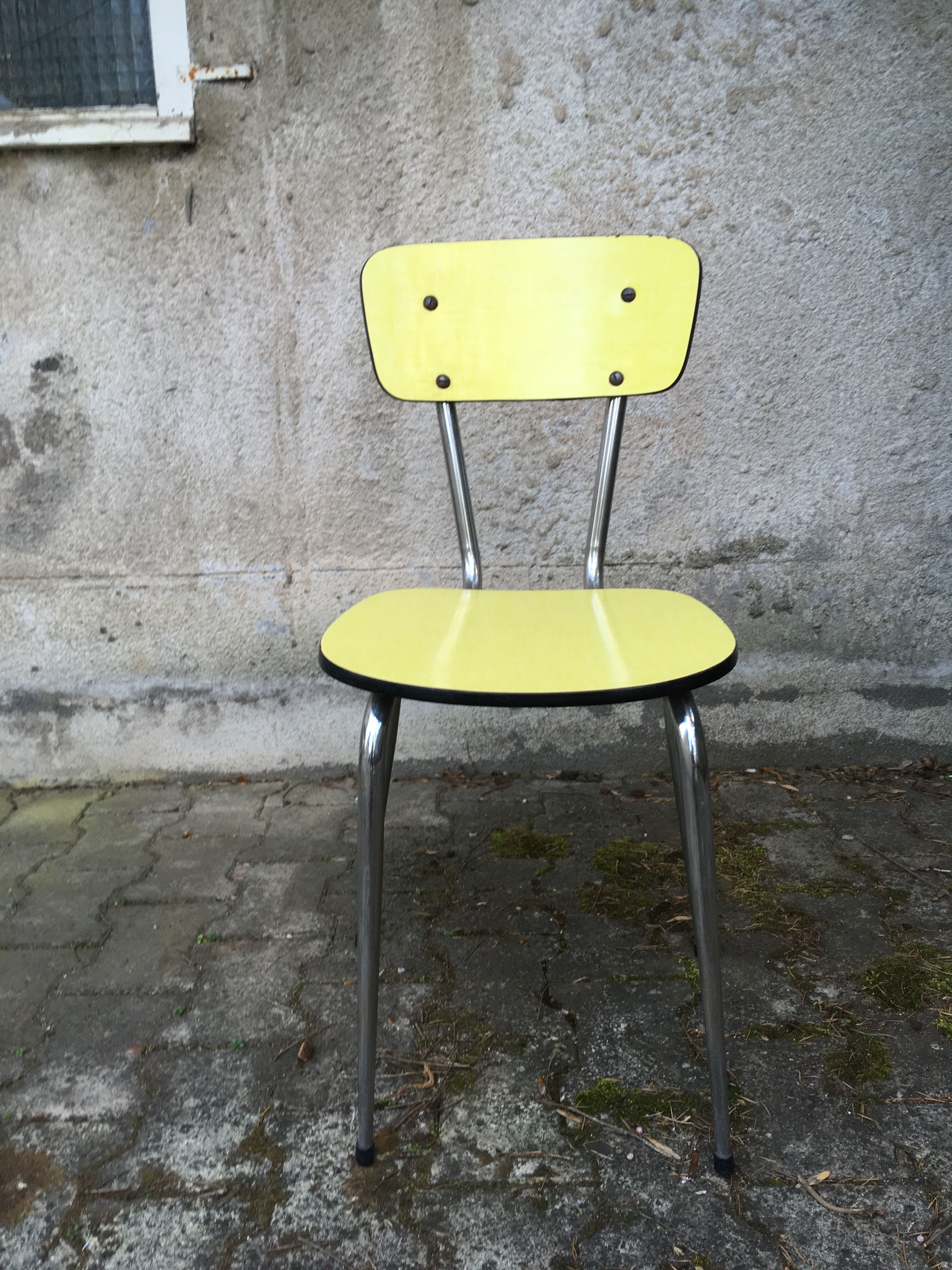 Table yellow Formica and its 3 chairs