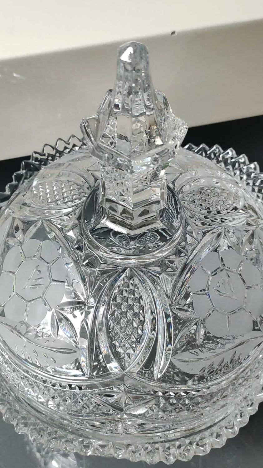 Large Bonbonniere/Drageoir in Bohemian crystal. Frosted floral motifs, diamond tip. Boho chic