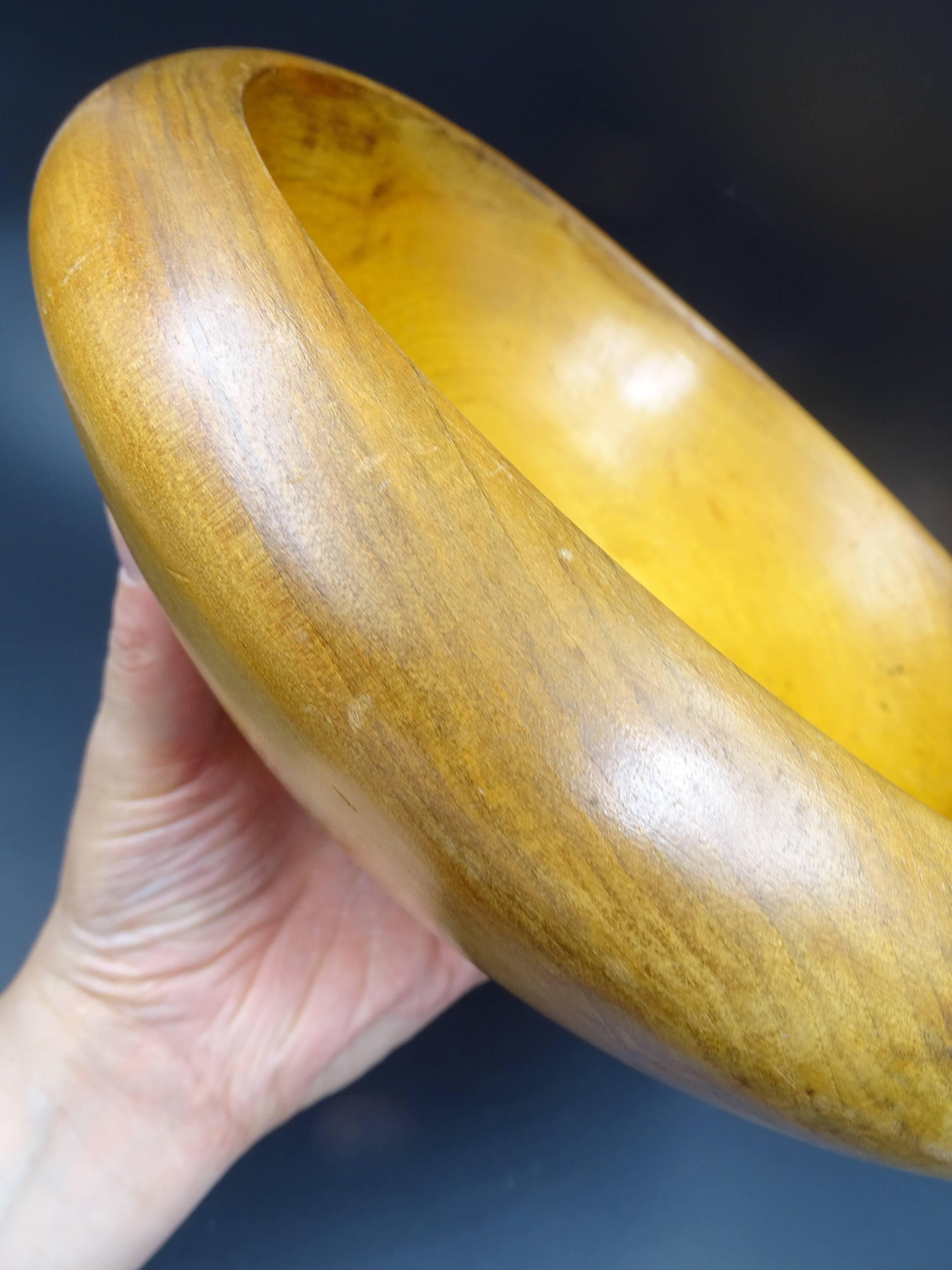 Wooden dish signed E - Circa 1960-1970