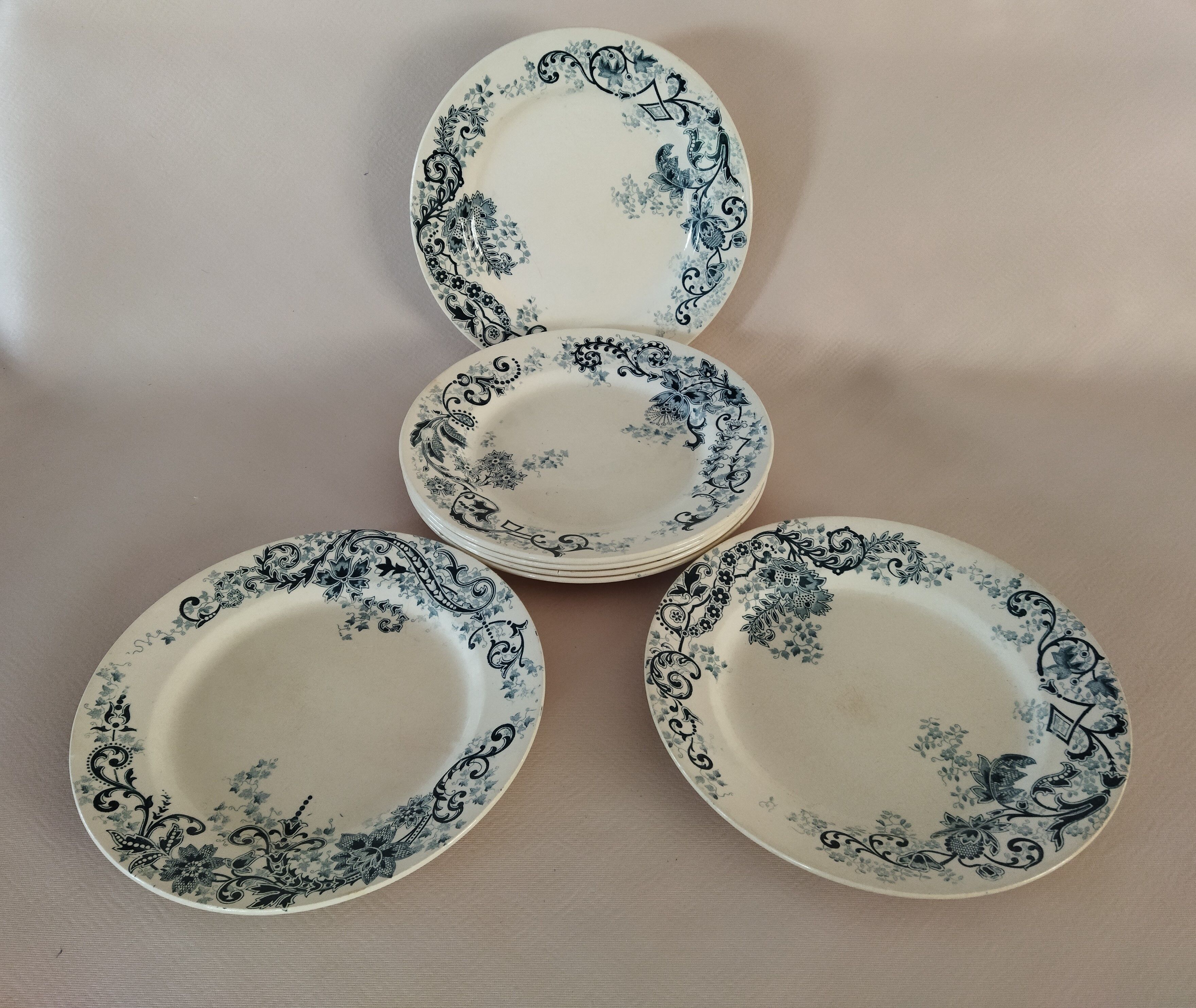 7 flat plates in iron earth HB & Cie, model Sévigné (Choisy-le-Roi)