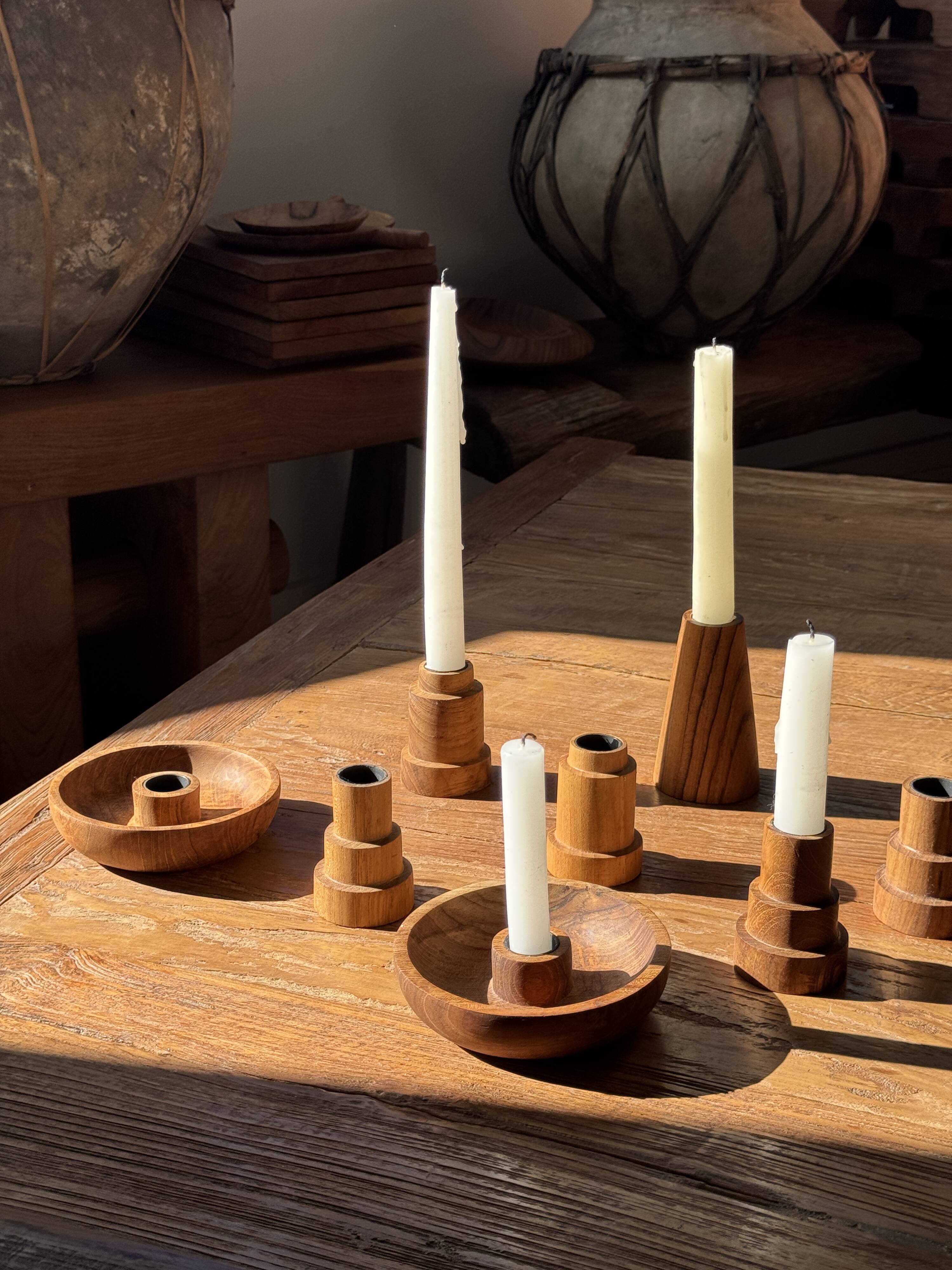 Circular teak monoxyle candlestick, pyramidal with a high central part H7 D5.