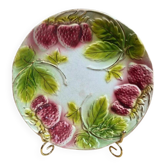Assiette ancienne en barbotine – décor de fraises en relief – dorure