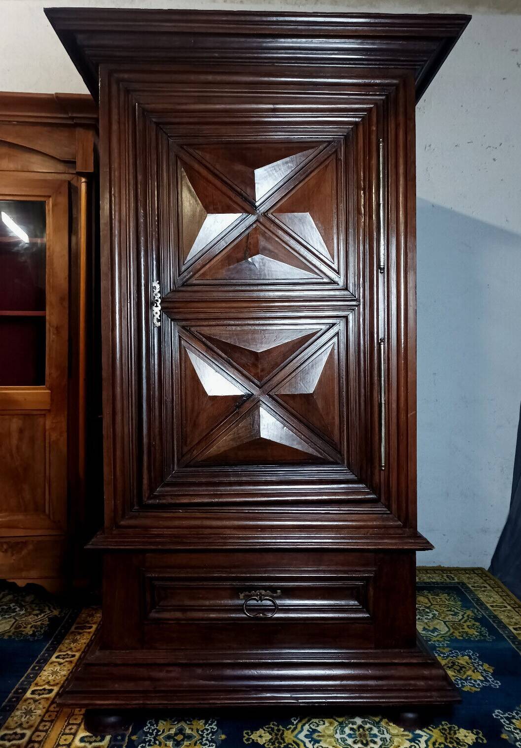 Standing man from the Louis XIII era in walnut with a diamond point.