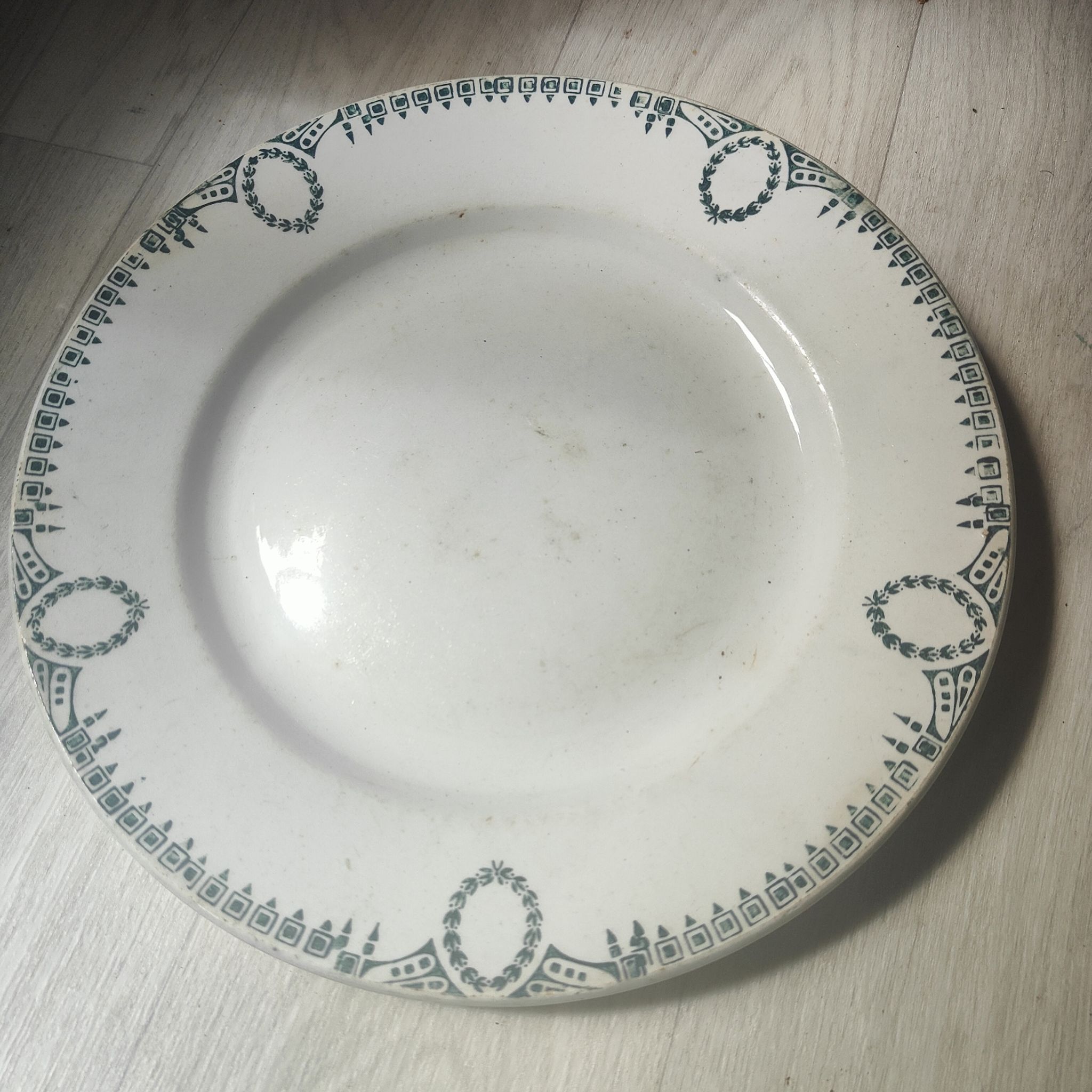 Ensemble de 2 assiettes en terre de fer Saint Amand