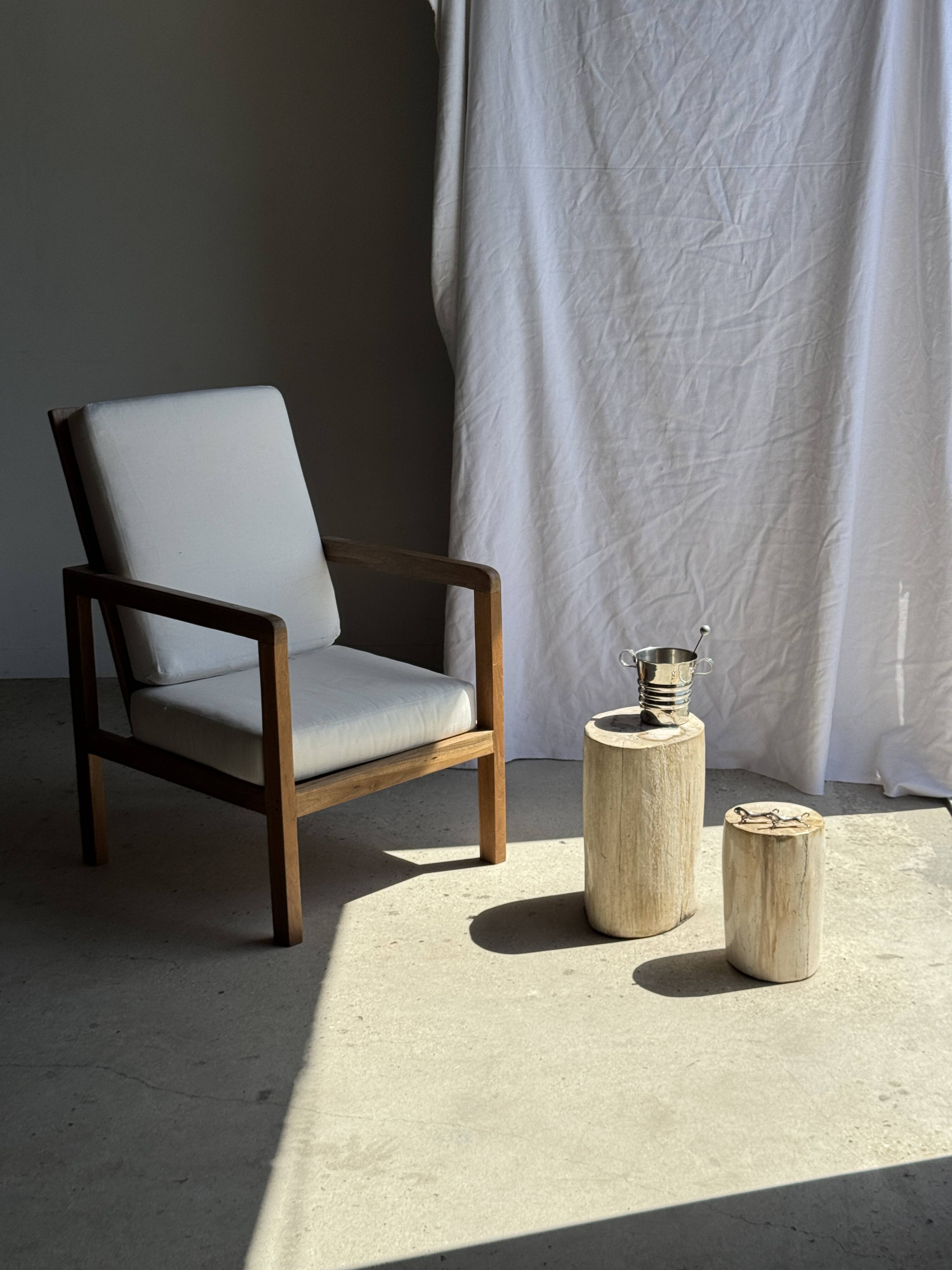 Small accent table in speckled white beige petrified wood H29 D18 - 3327