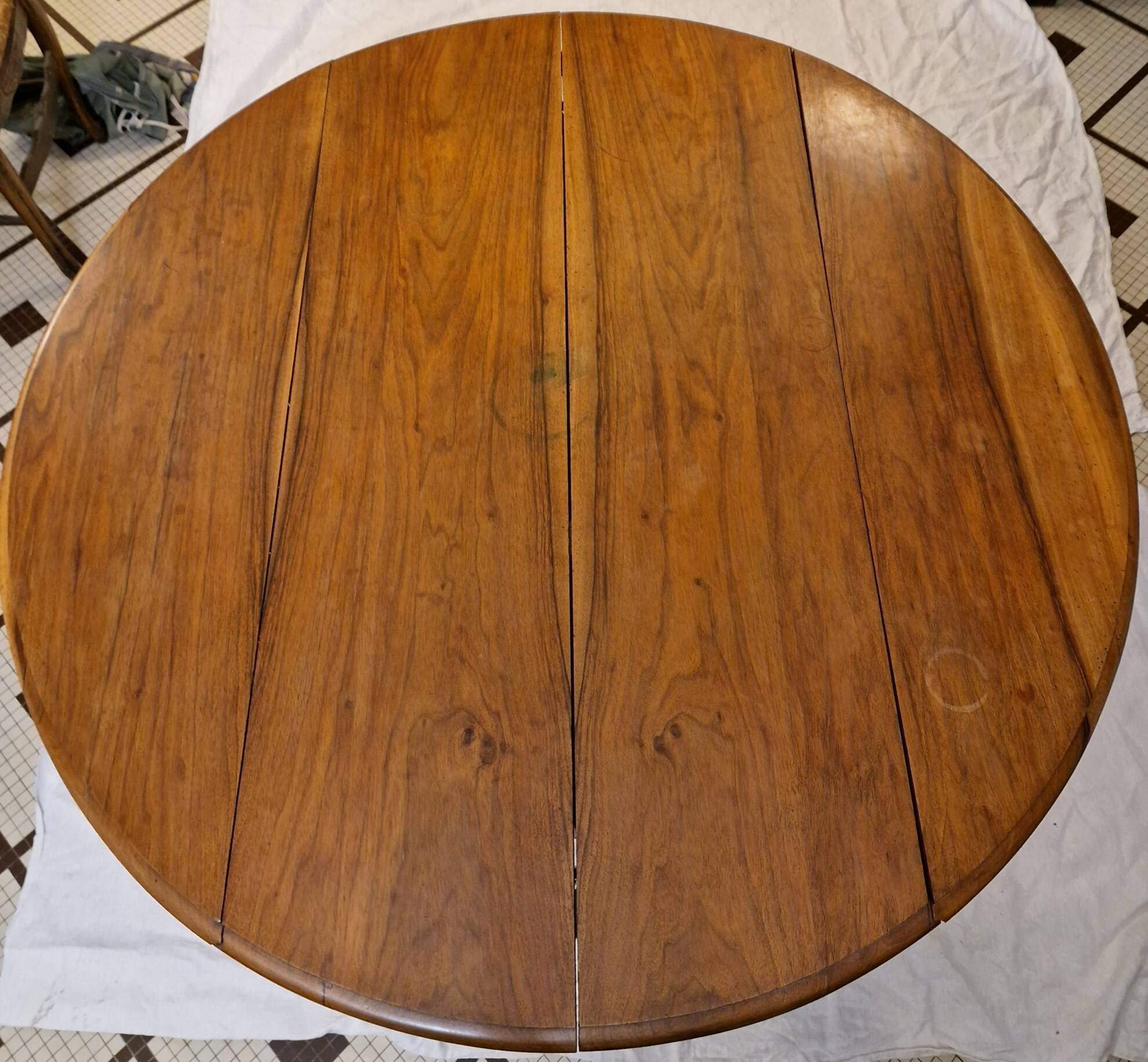 Table de salle à manger en noyer – Époque Restauration / Charles X – XIXe