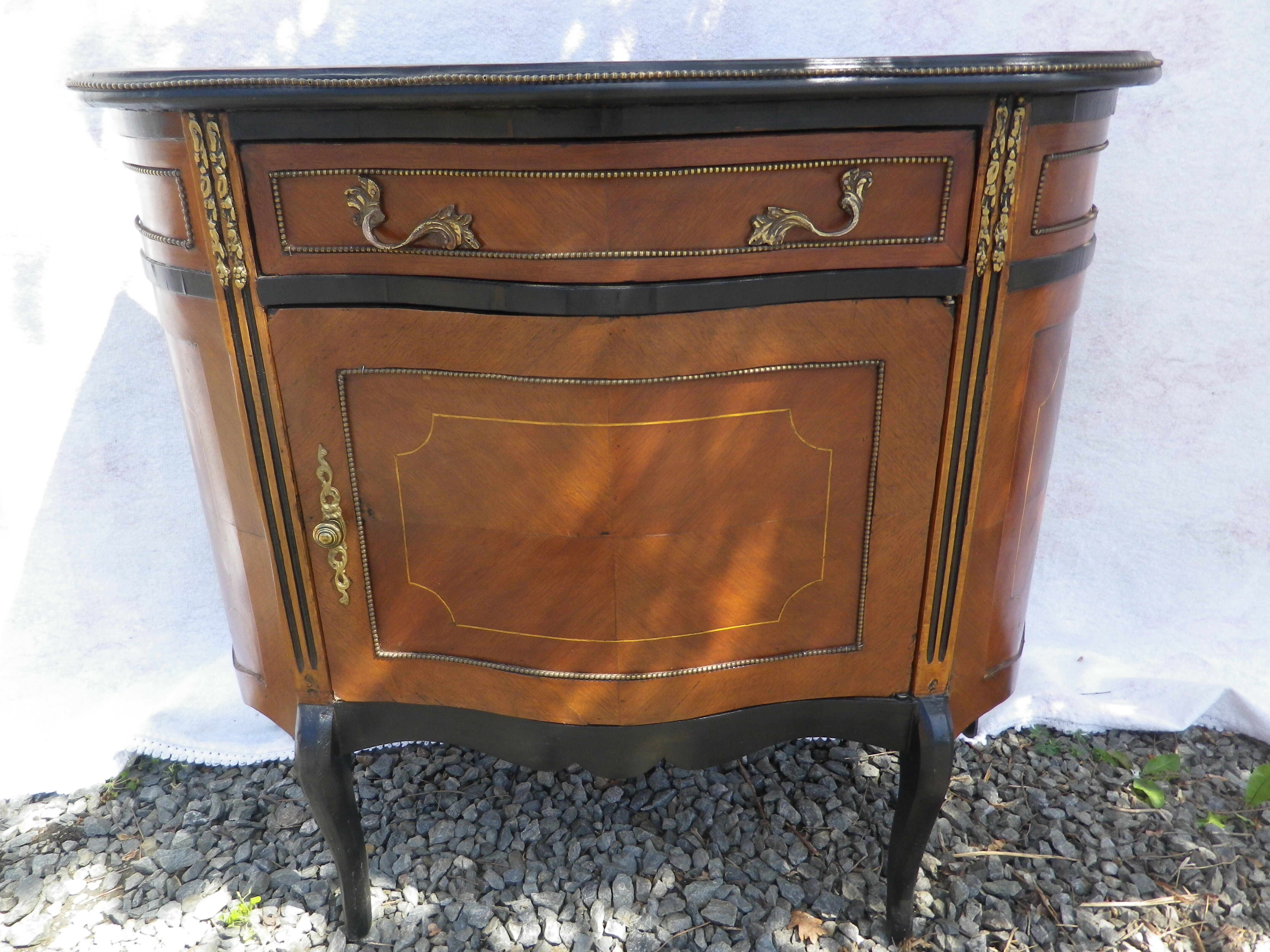 Console demi lune marqueté style louis VI