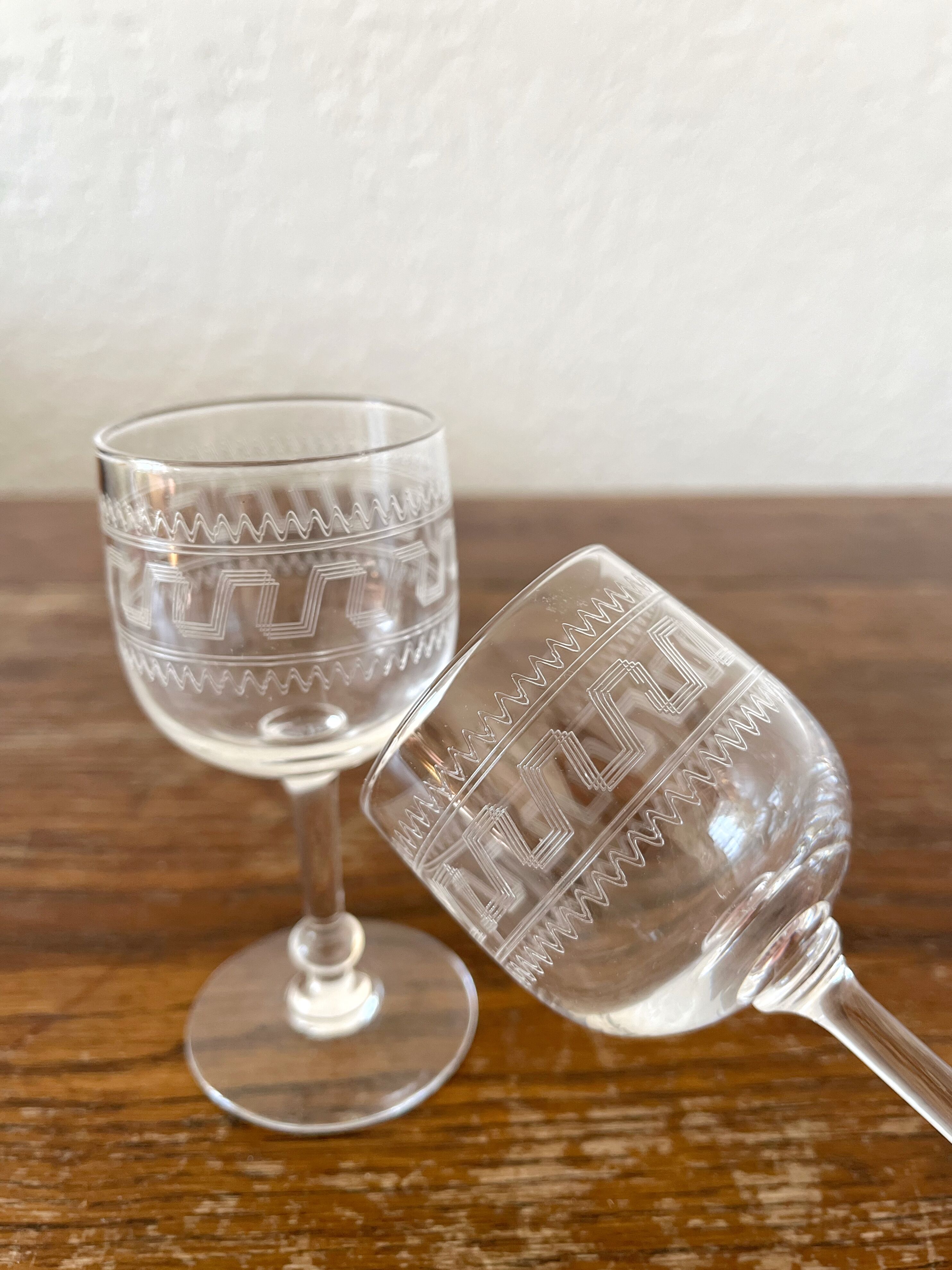 2 antique white wine glasses in crystal frieze engraved XIXth