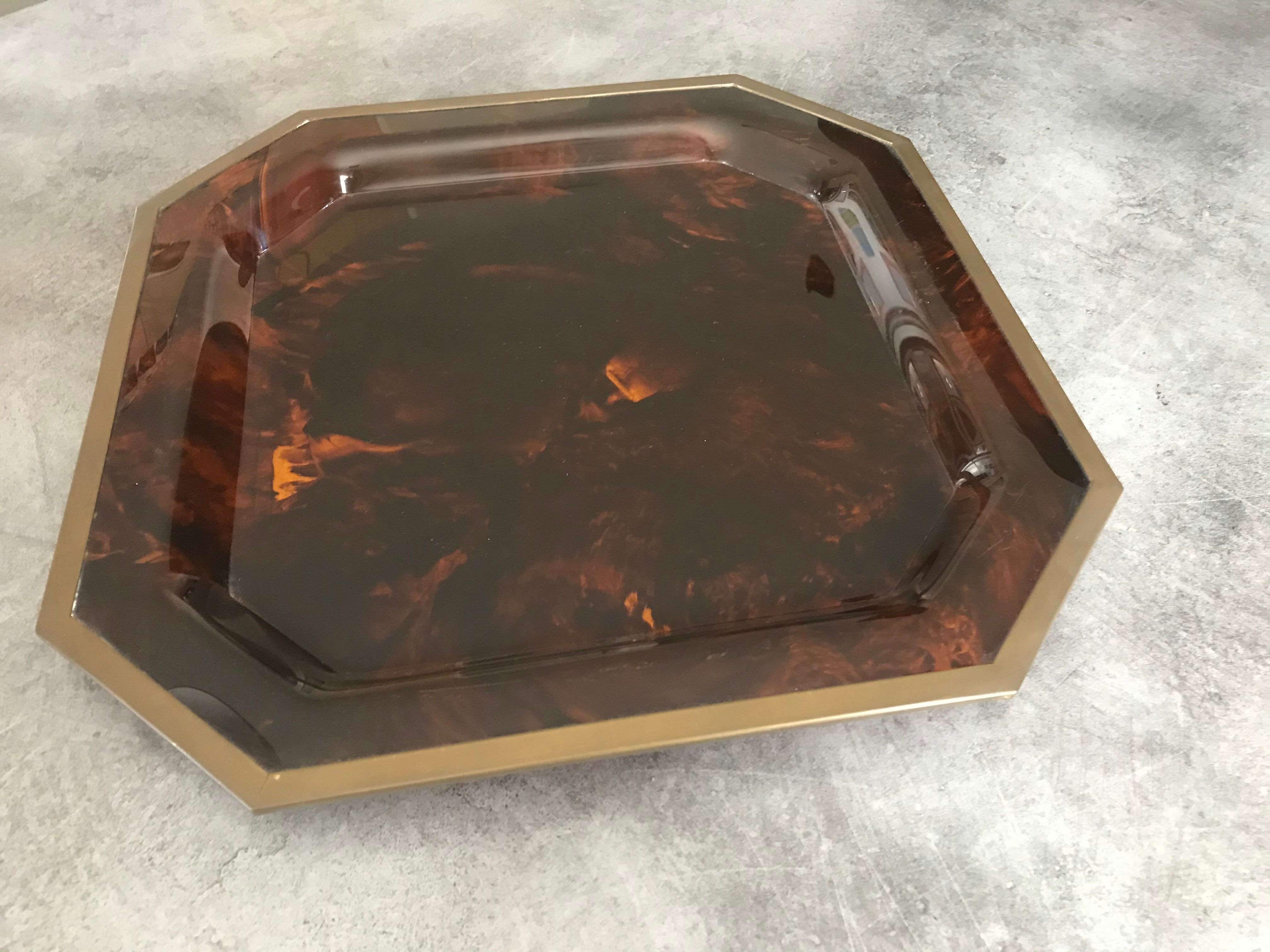Tray in lucite imitation tortoiseshell and hexagonal brass strap