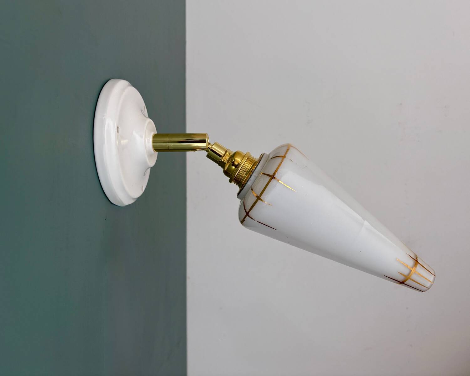 Vintage tulip wall lamp in white opaline with gold trim