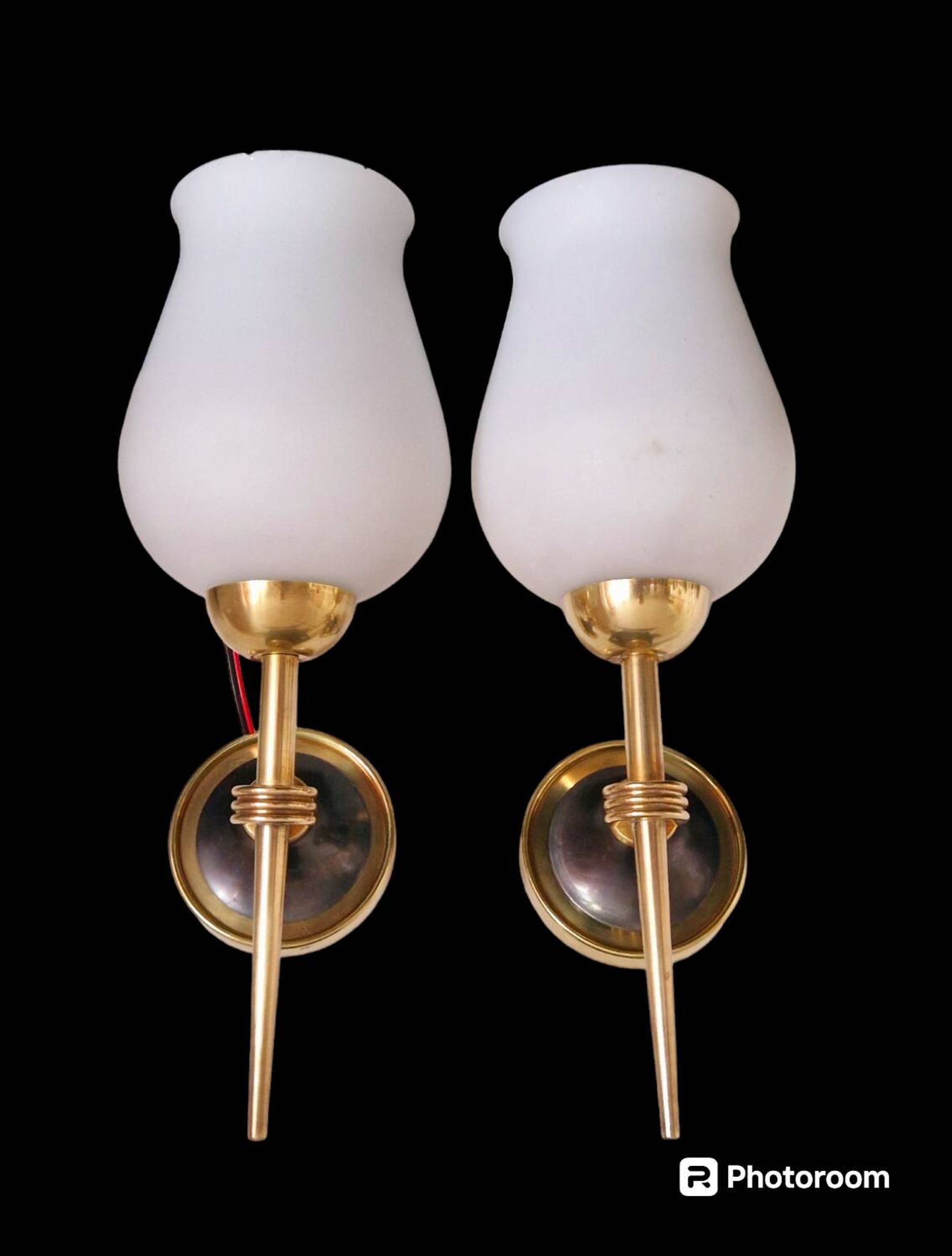 Paire d'appliques opaline et laiton 1950