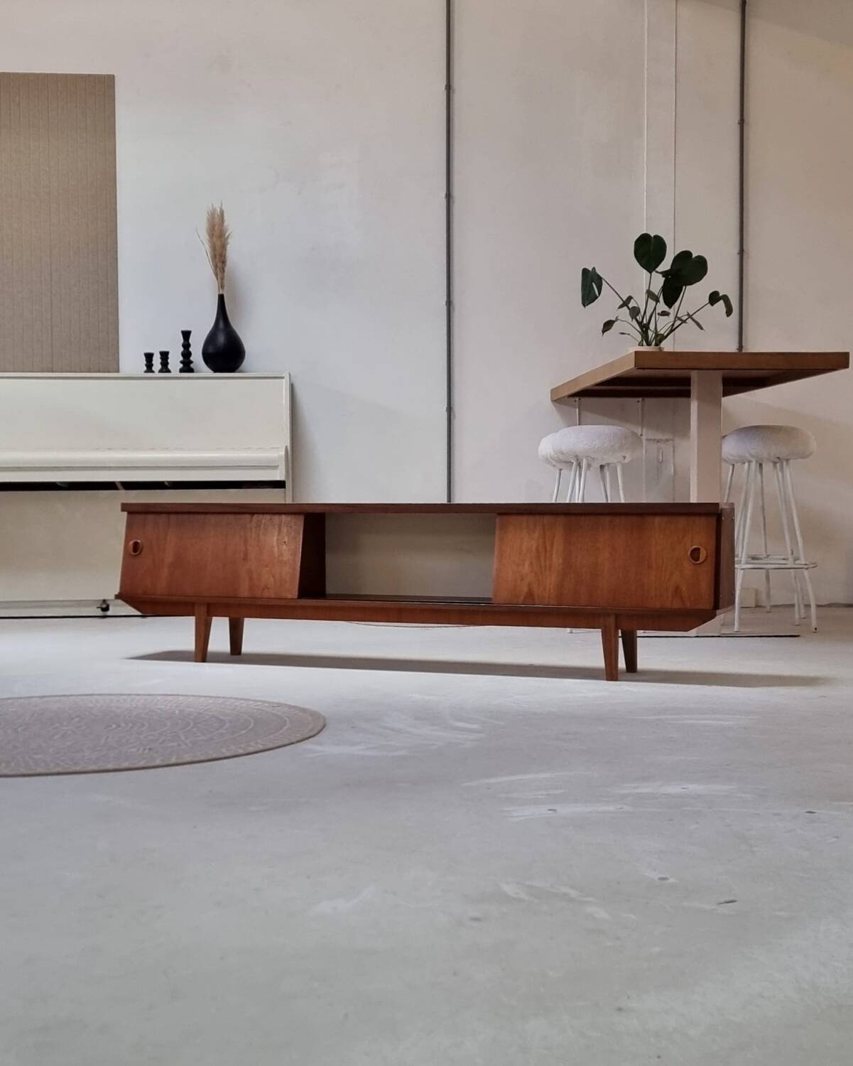 Lowboard du milieu du siècle