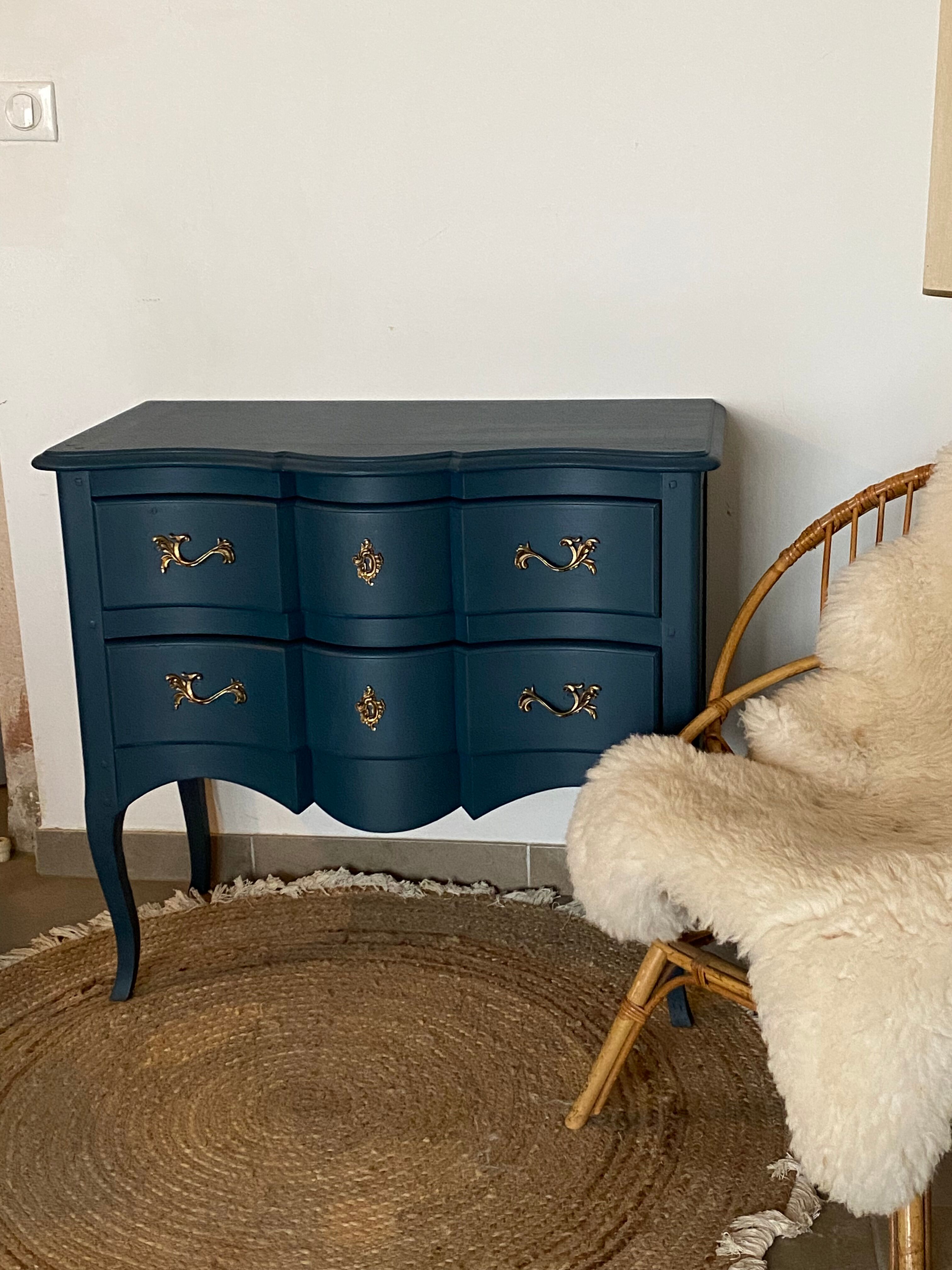 Antique chest of drawers