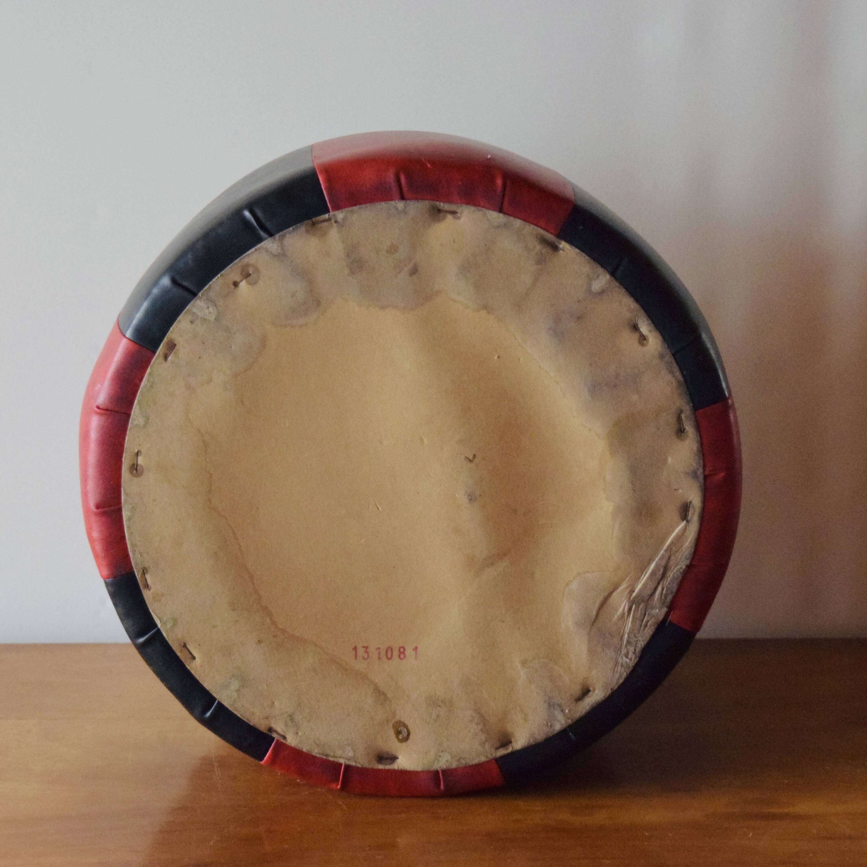 Vintage round pouf in red and black Skai