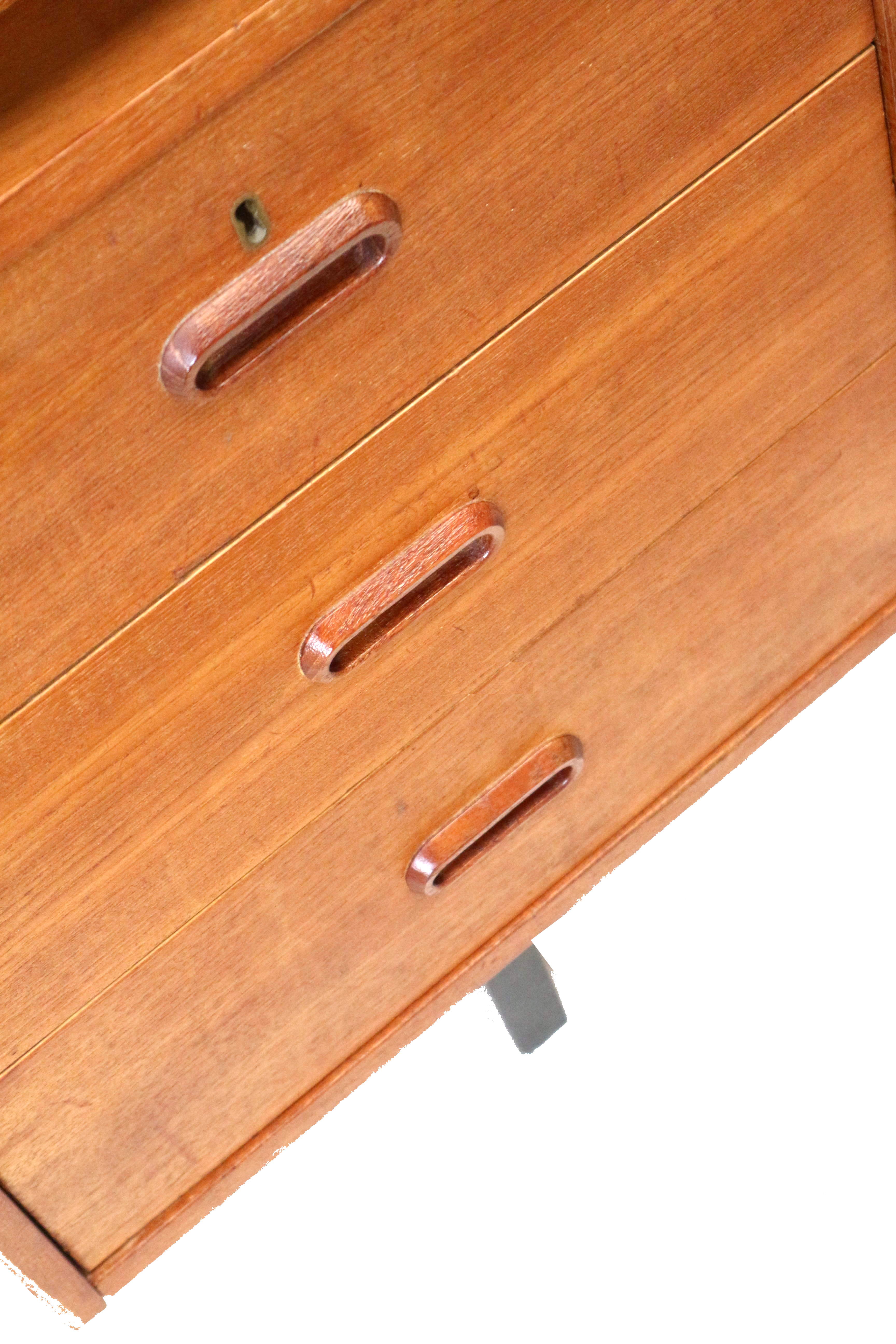 Bureau vintage en teck avec 6 tiroirs fabriqué dans les années 60