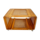 Table basse cannée à roulettes