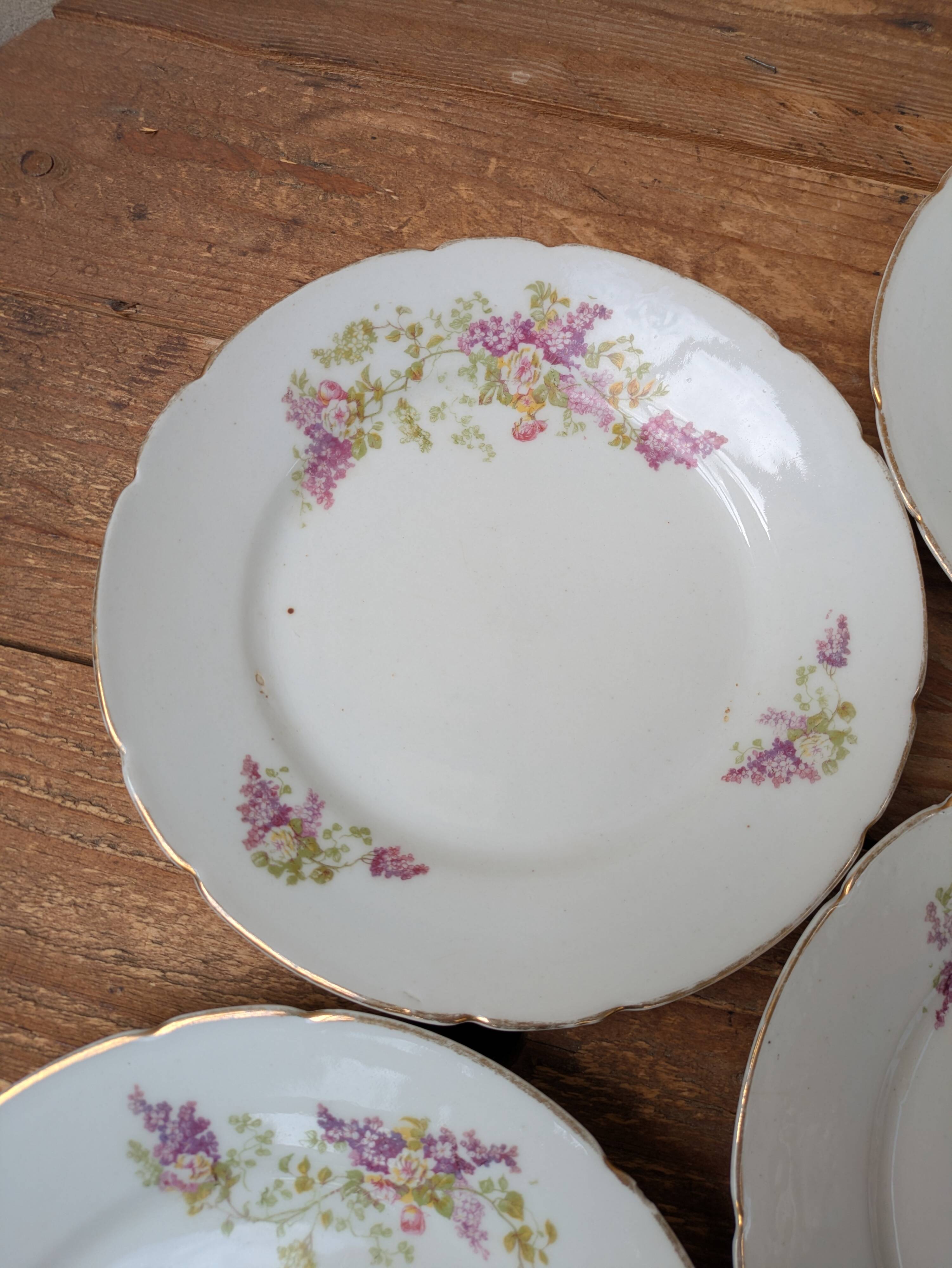 7 dessert plates in porcelain with a violet lilac design and a gold rim.