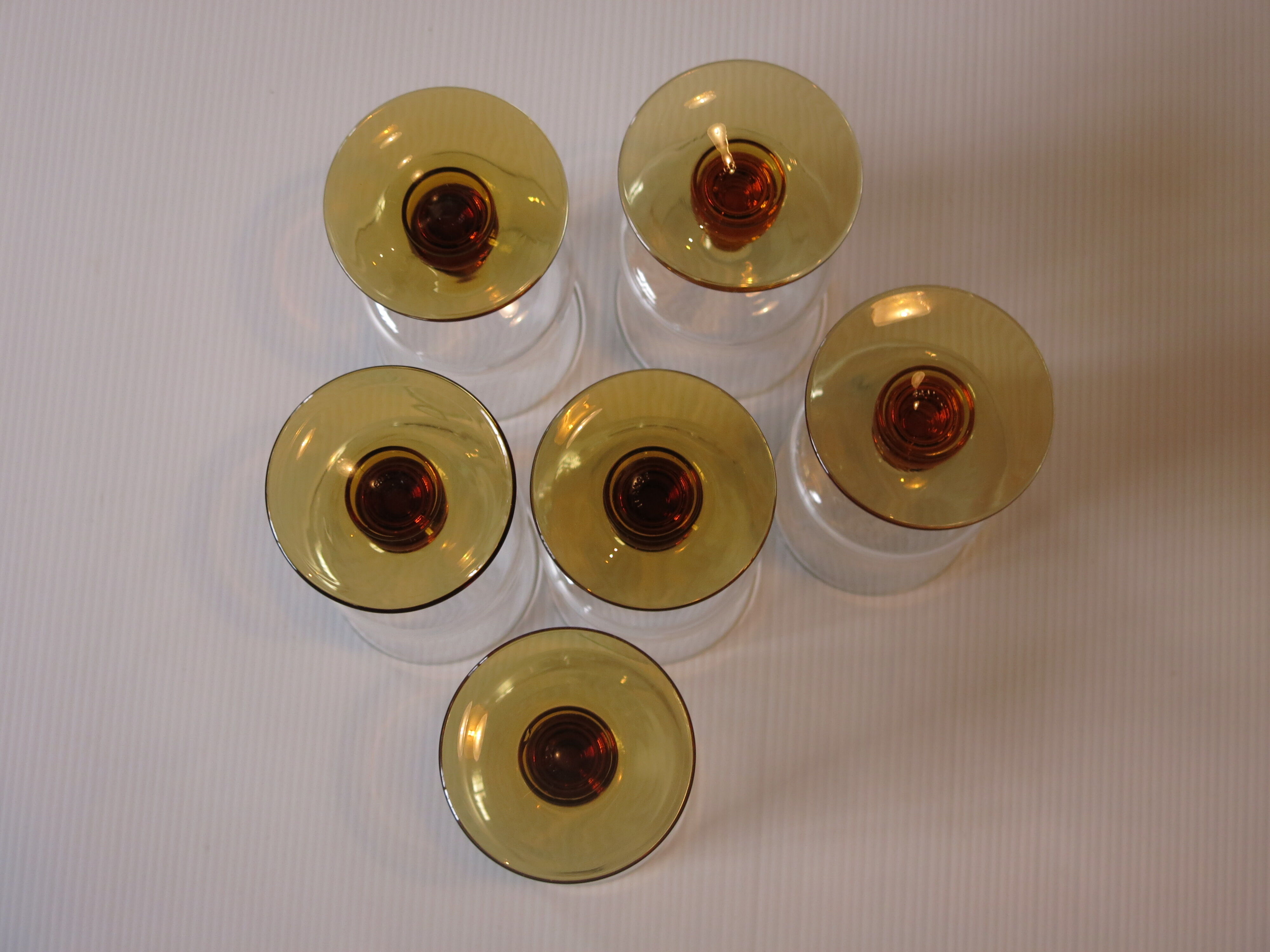 6 vintage stemmed glasses in very good condition