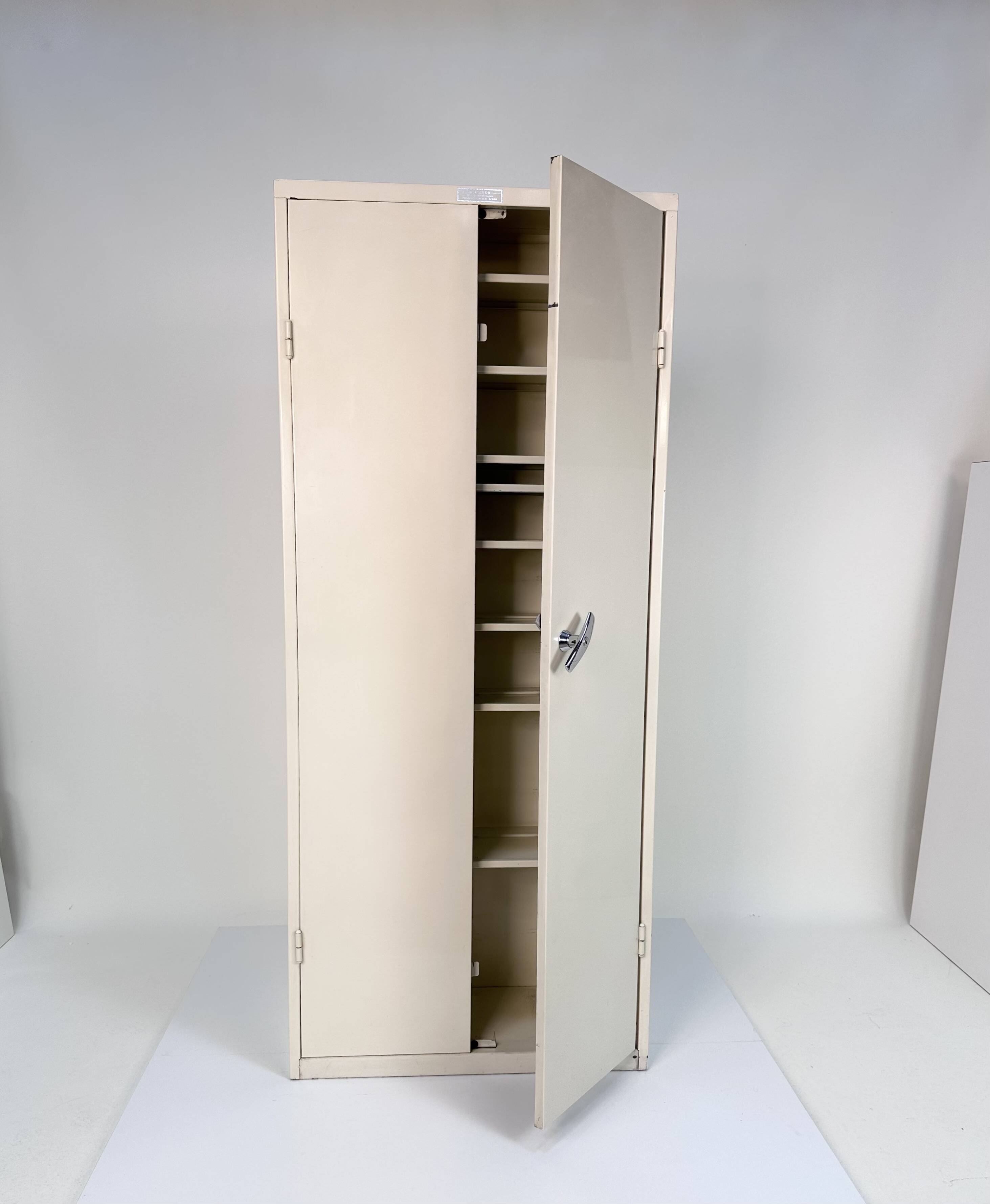 金属製キャビネット　Industrial Doctors Cabinet Heavy duty industrial metal medical cabinet with 8 removable