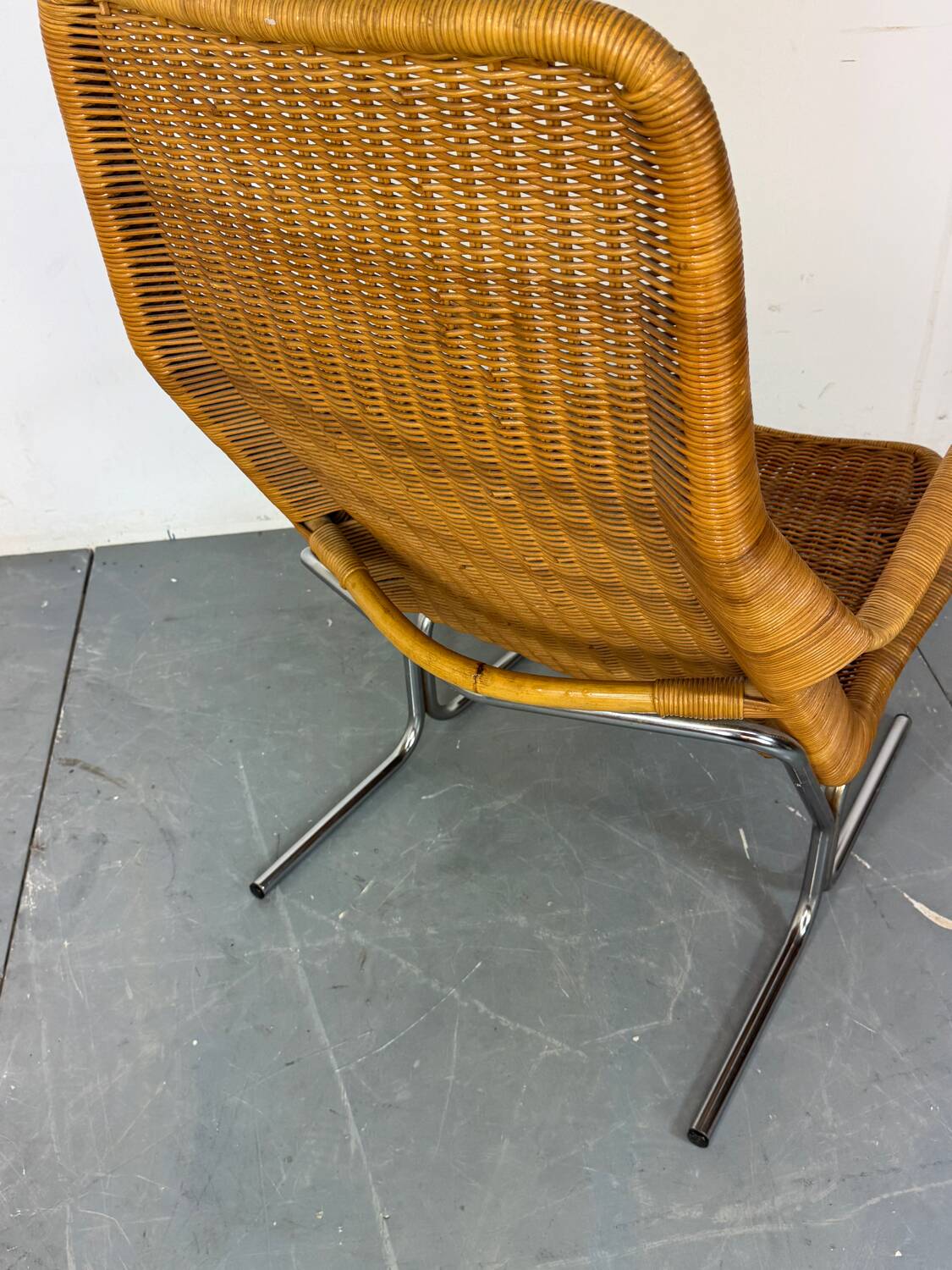 Chaise longue moderniste en acier et rotin du milieu du siècle par Dirk van Sliedregt