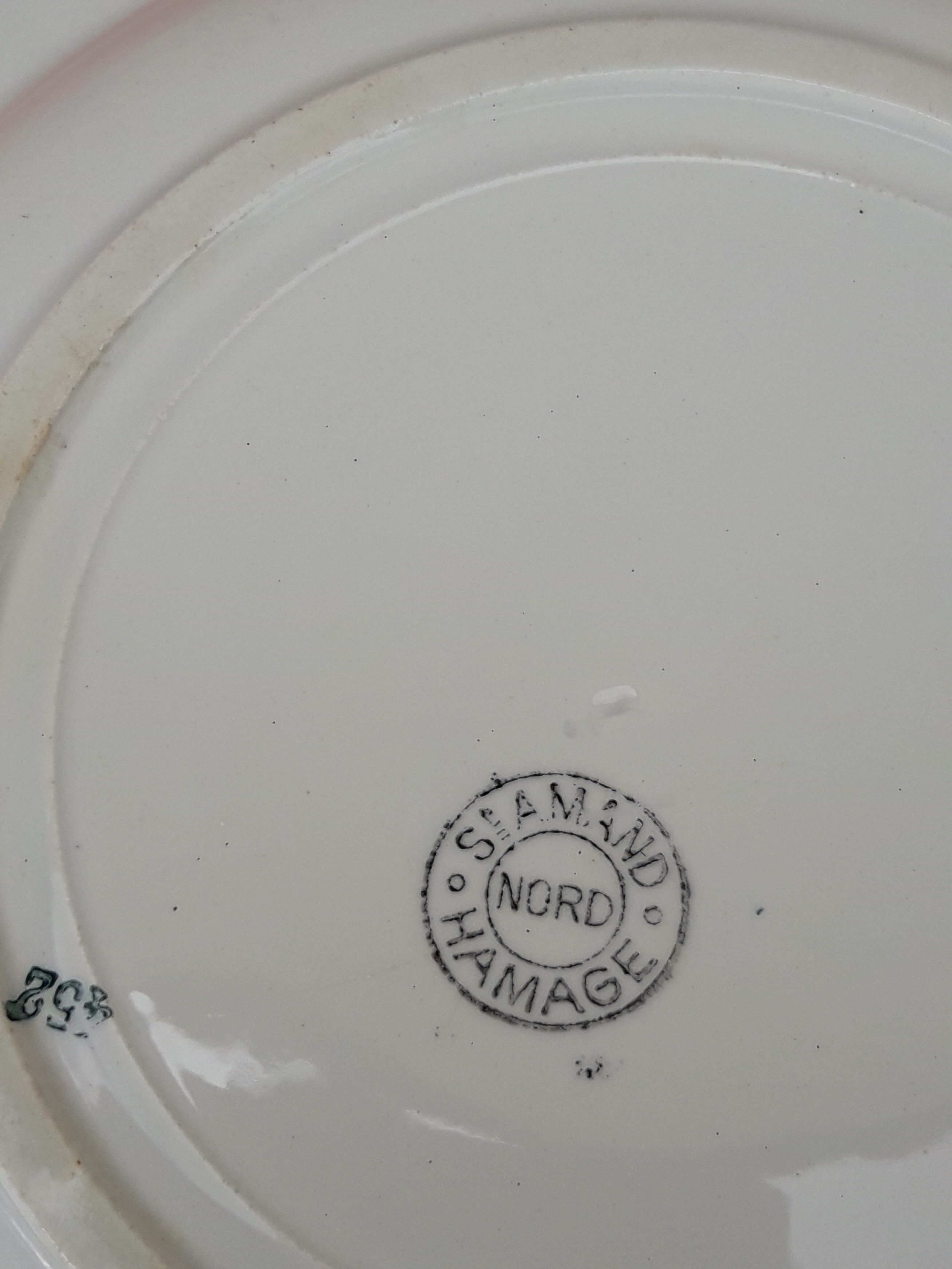 Earthenware plate of St Amand Hamage model n ° 52 diam 22 cm early XX th