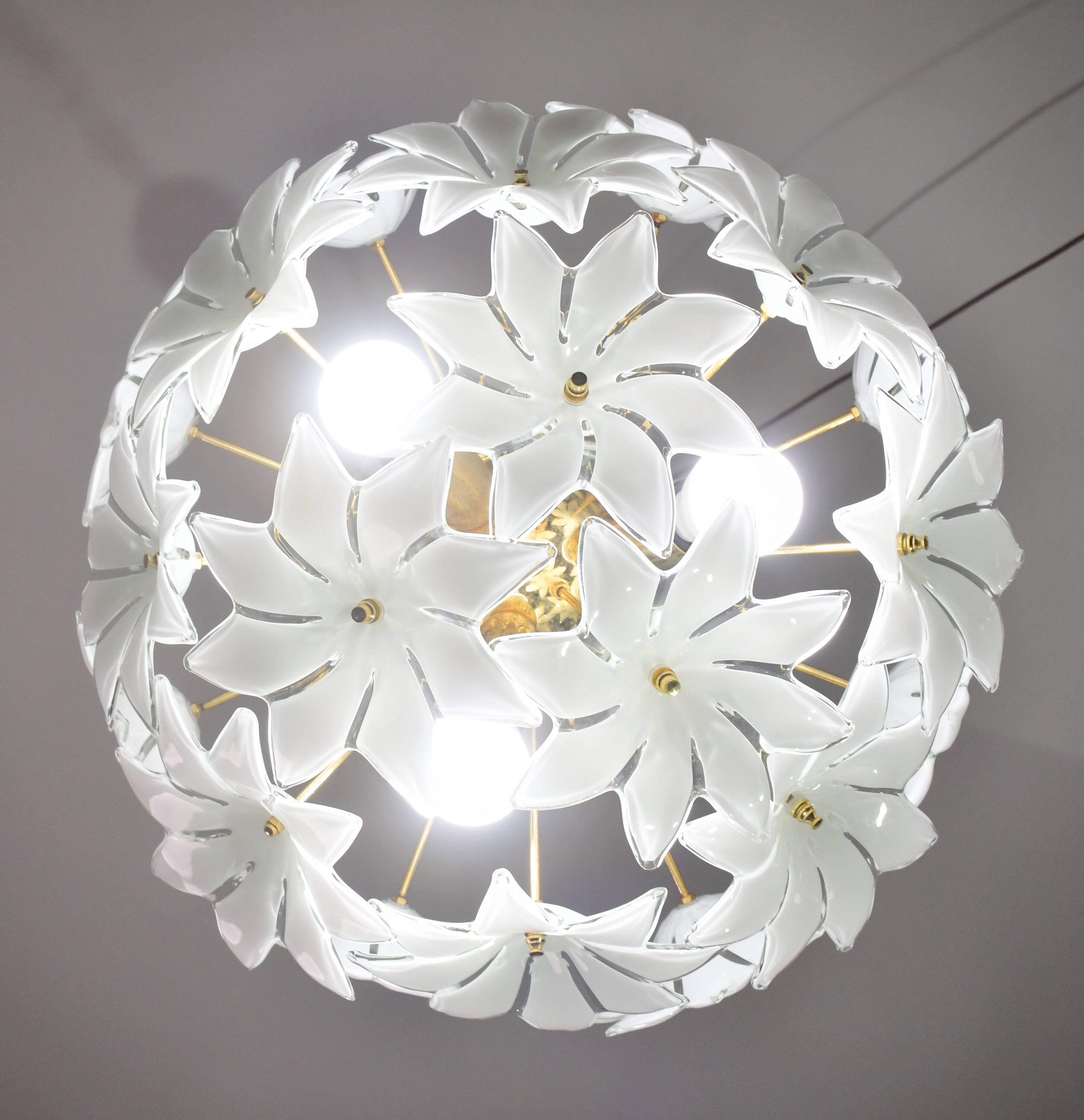 Charmant luminaire en verre de Murano Spoutnik fleurs blanches, années 1970