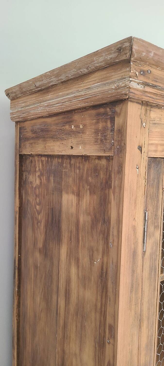 Wooden mesh linen cupboard