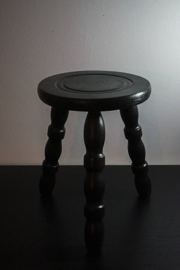 Le petit tripode en chêne bois brulé