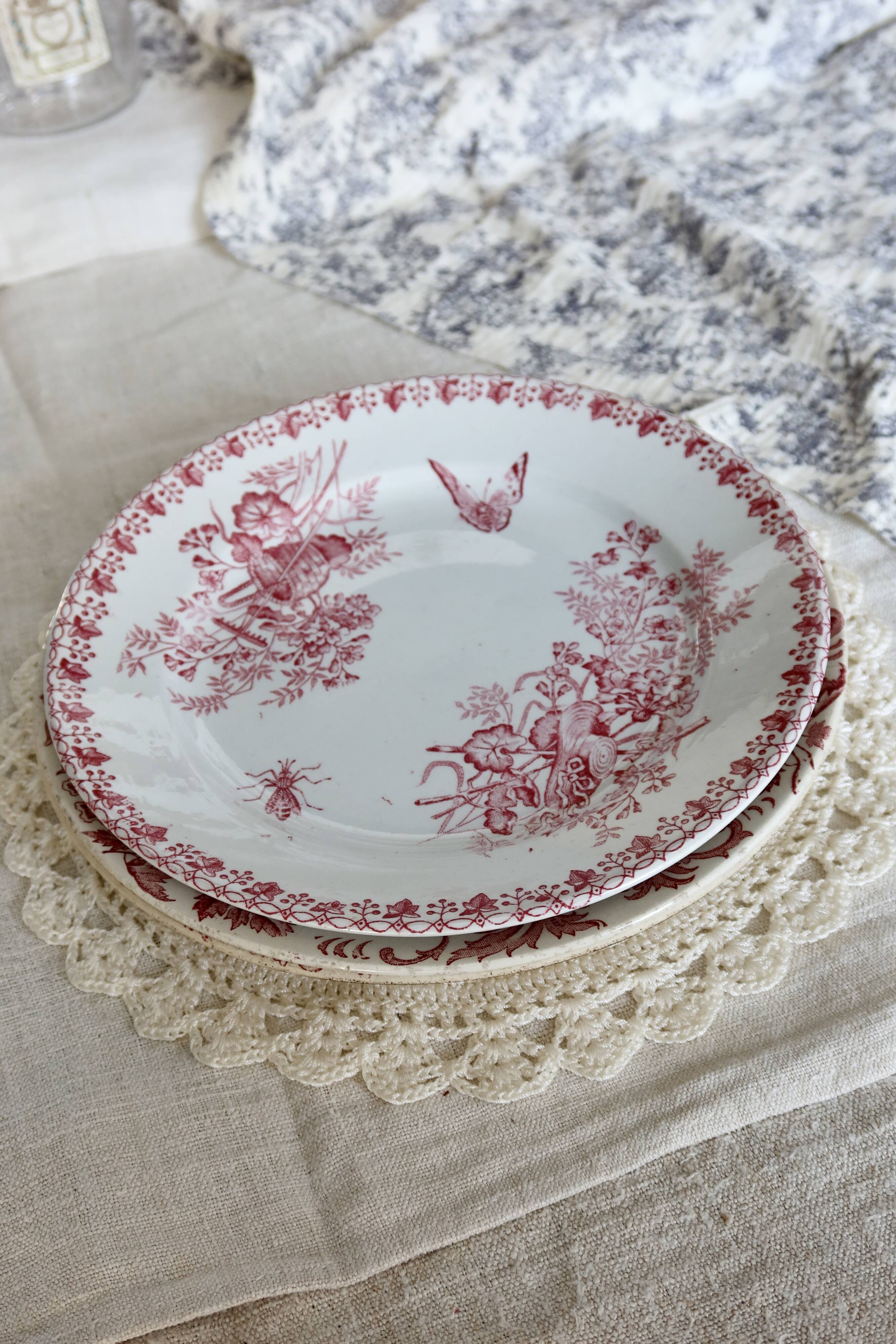 3 assiettes plates antiques dépareillées terre de fer rouge