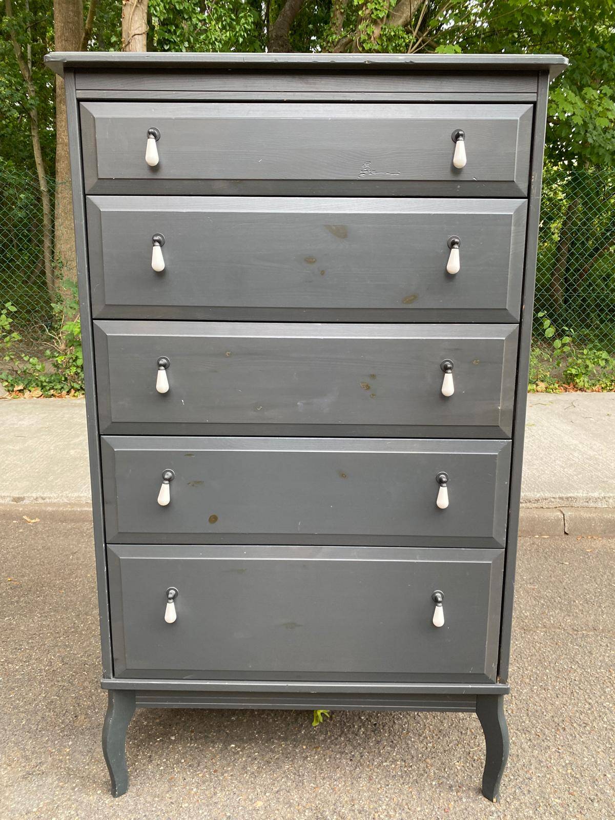 Chiffonnier commode scandinave 5 tiroirs gris anthracite en bois massif