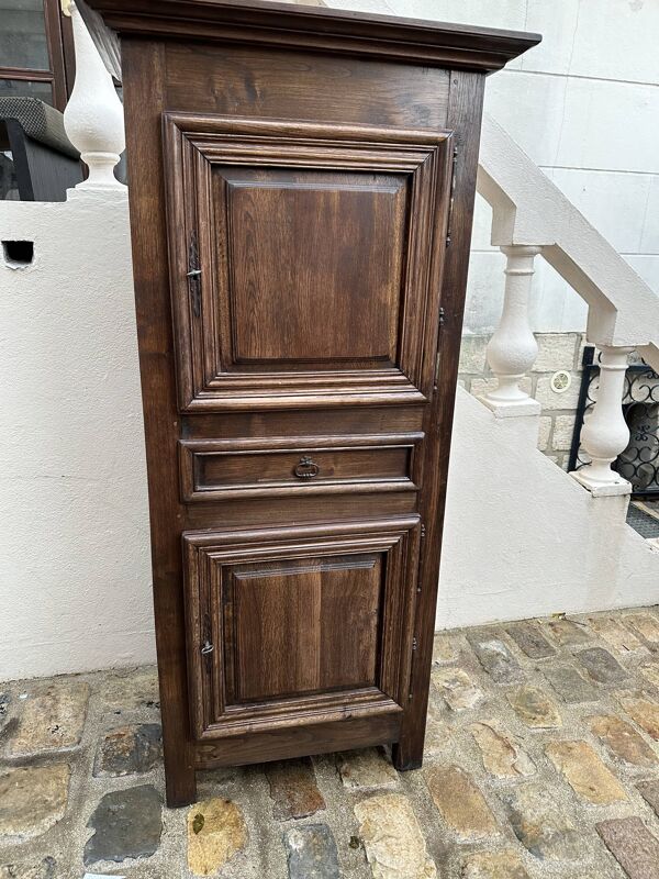 Homme - debout   -armoire étroite à deux portes avec un tiroir central