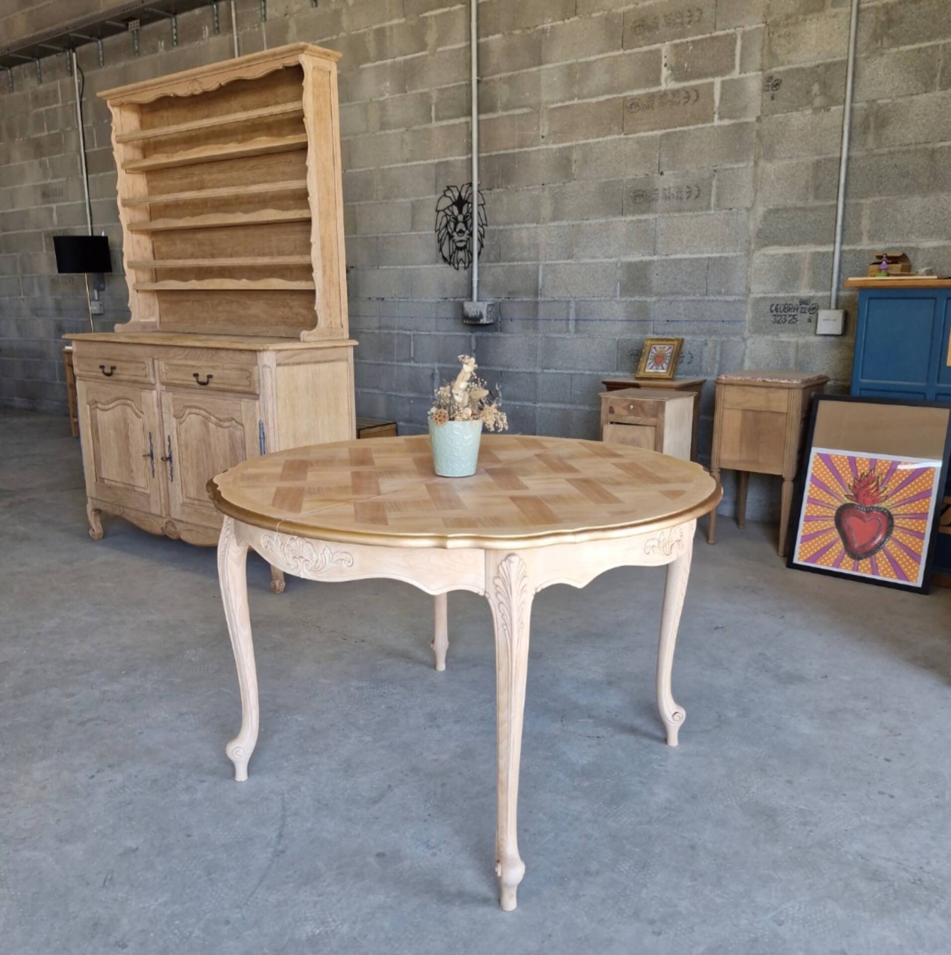Round table made of cherry wood, sanded and varnished.
