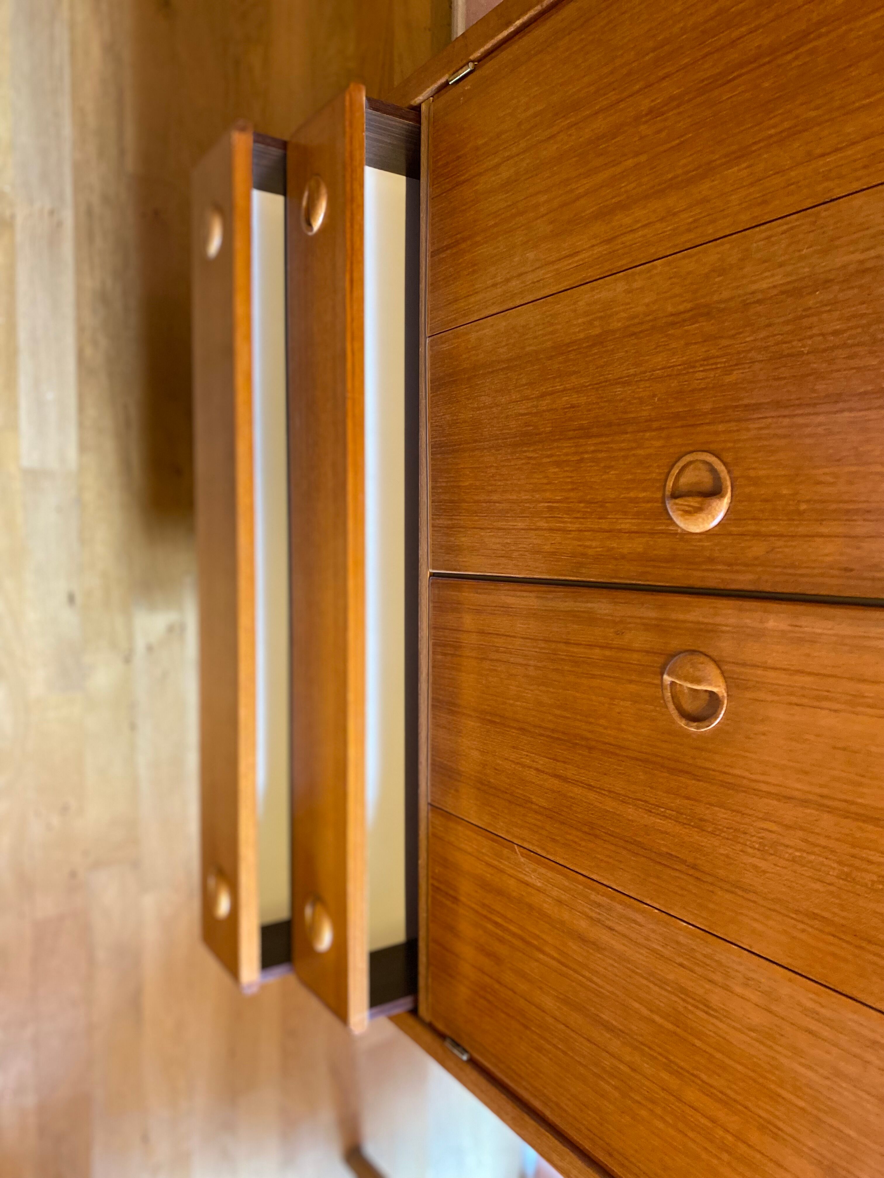 TV stand from the 50s, 2 drawer, 2 accordion doors. Perfect condition.