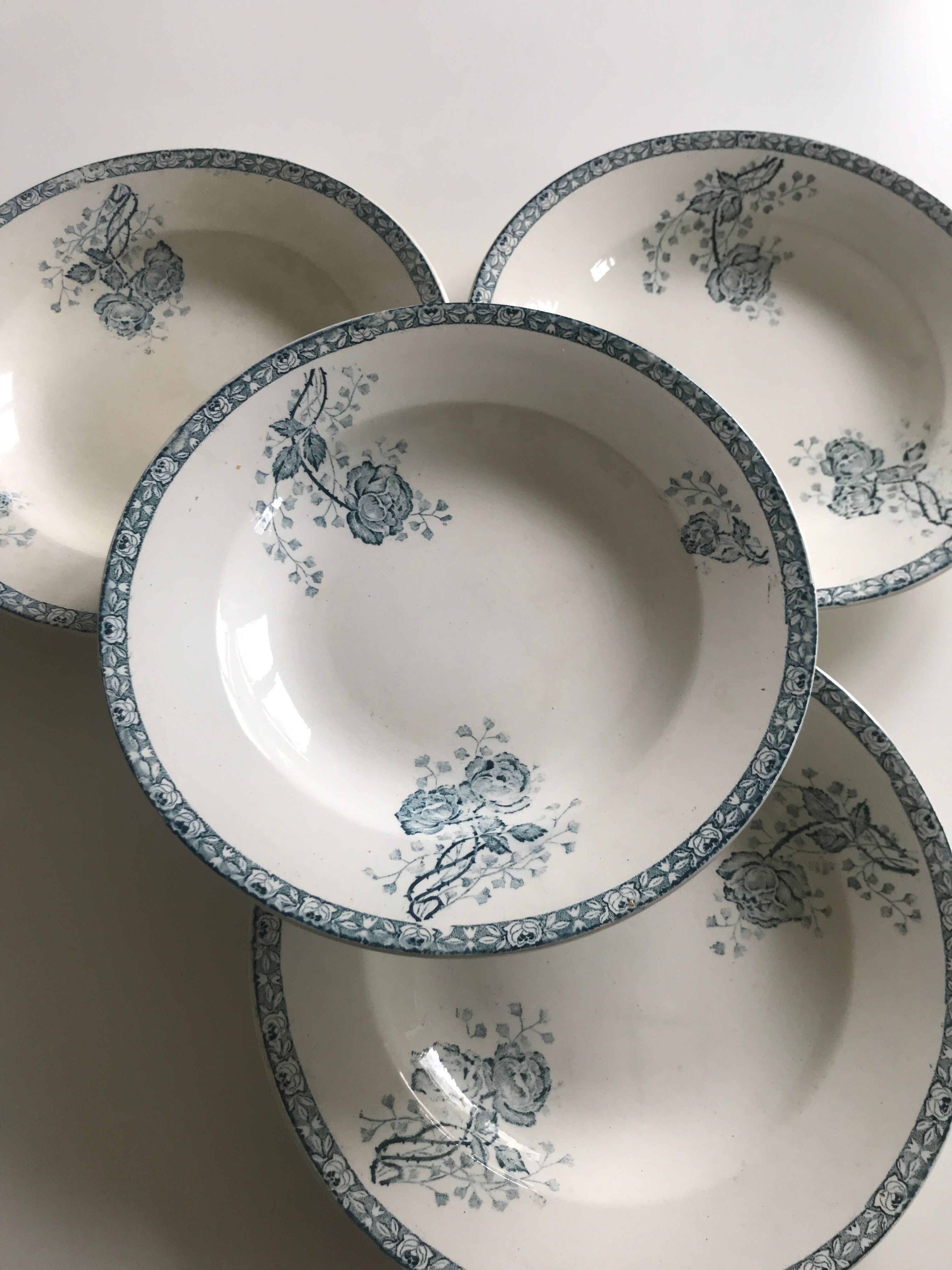 Lot de 4 assiettes creuses en terre de fer