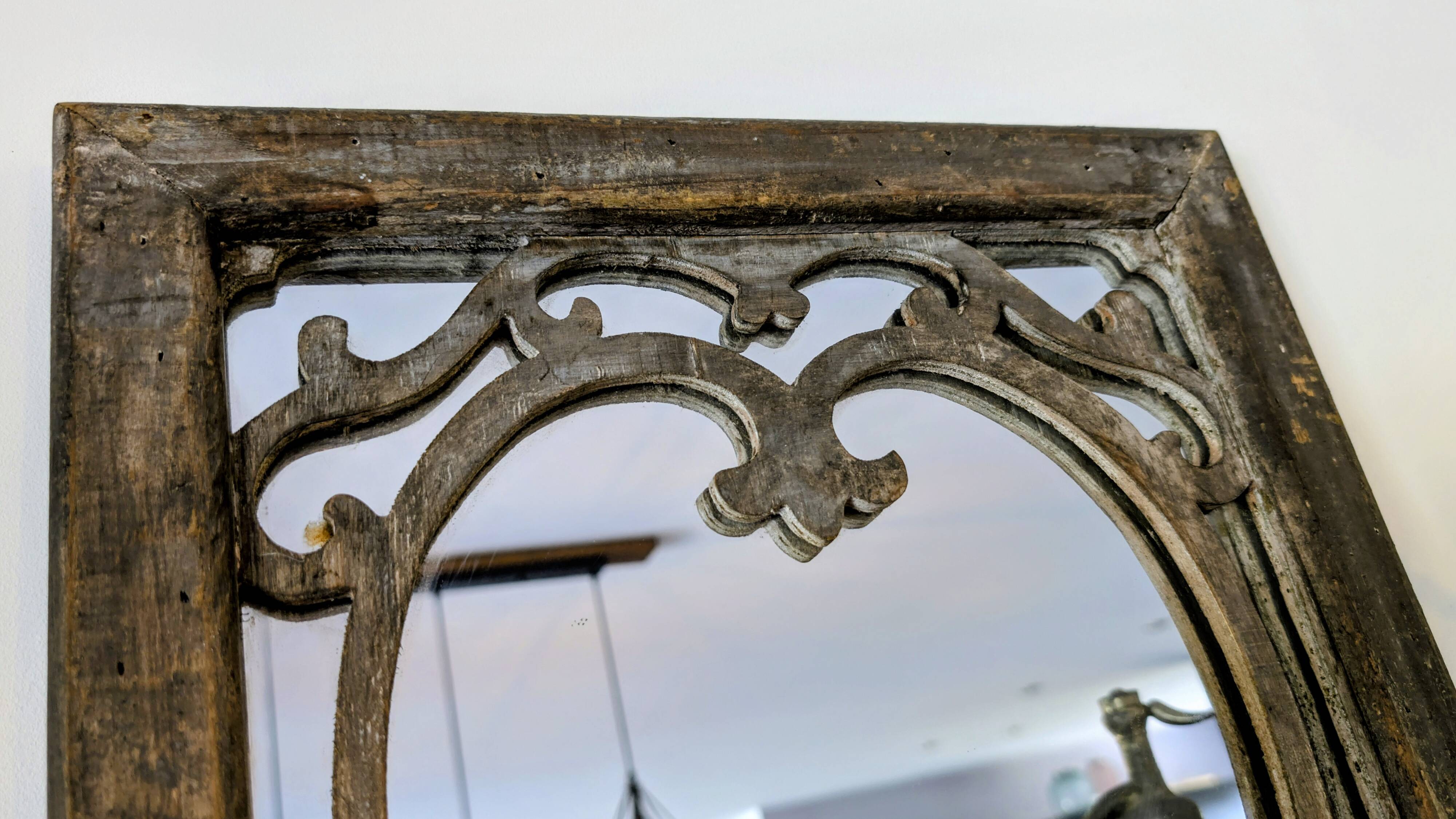 Wooden mirror with heart motif – natural patina