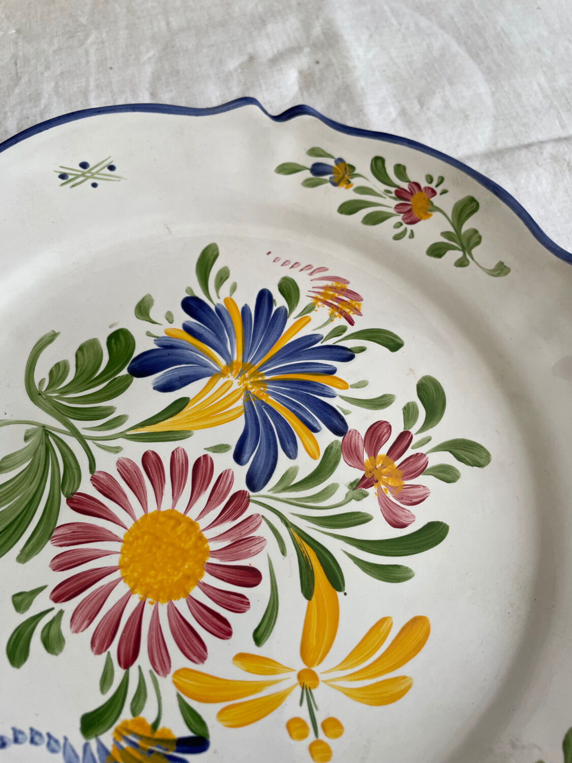 Flat flowery plate