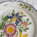 Flat flowery plate