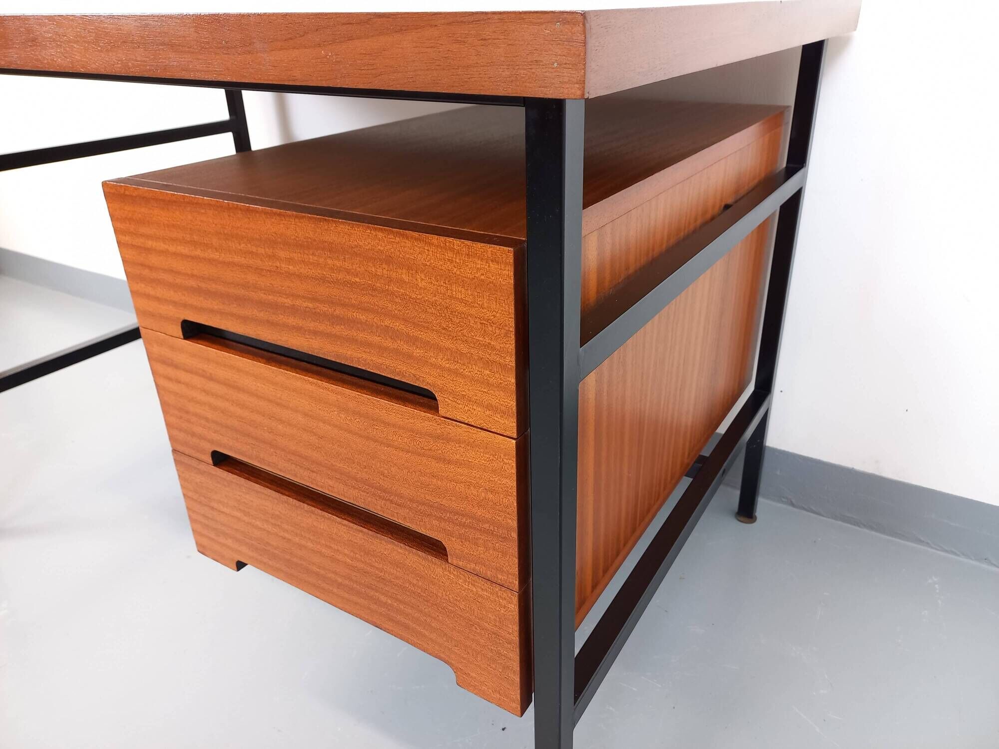 Vintage modernist double-sided desk in mahogany and black metal from the 1960s