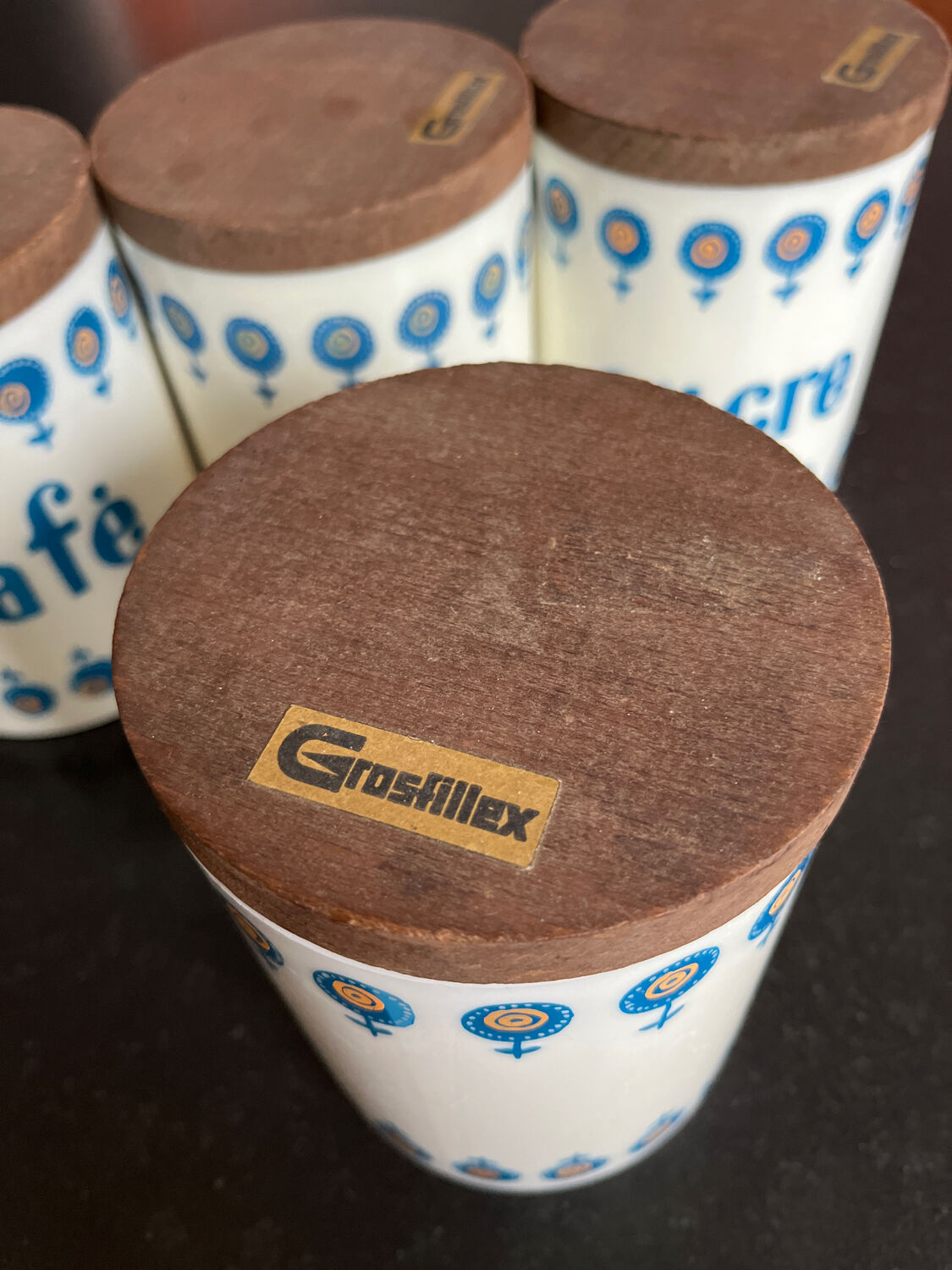 Grosfillex plastic spice pot