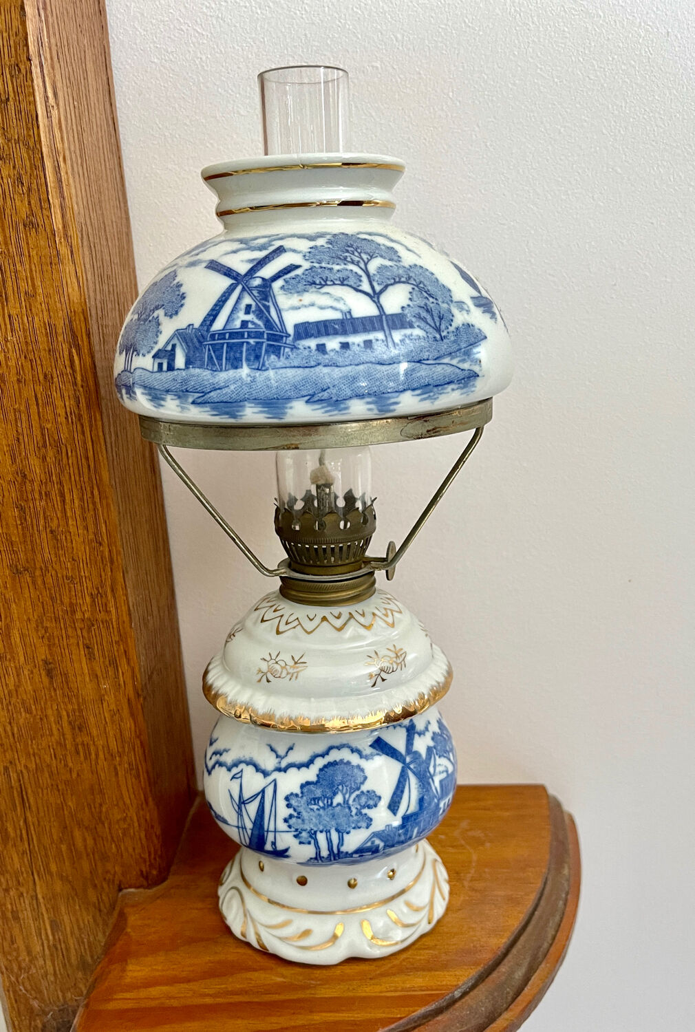 Lampe à pétrole en porcelaine de delphe