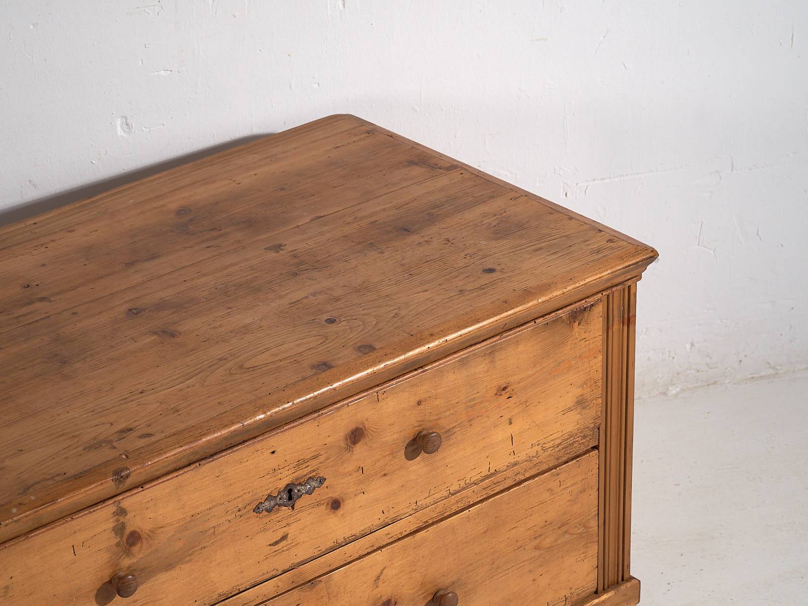 Small antique chest of drawers (circa 1920)